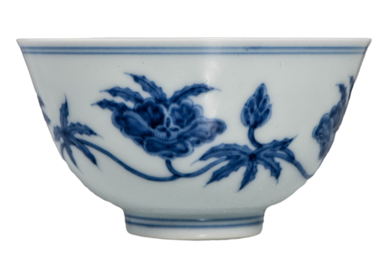 BLUE AND WHITE 'HOLLYHOCK' CUP: A blue and white 'hollyhock' cup.Dimensions: Width 9 cm, Height 5 cm. All measurements are approximate.