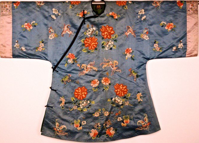 Chinese Silk Embroidered Robe: CHINESE SILK EMBROIDERED ROBE note- rip to sleeve. Height 41" Length 58" 中国古代绣花长袍