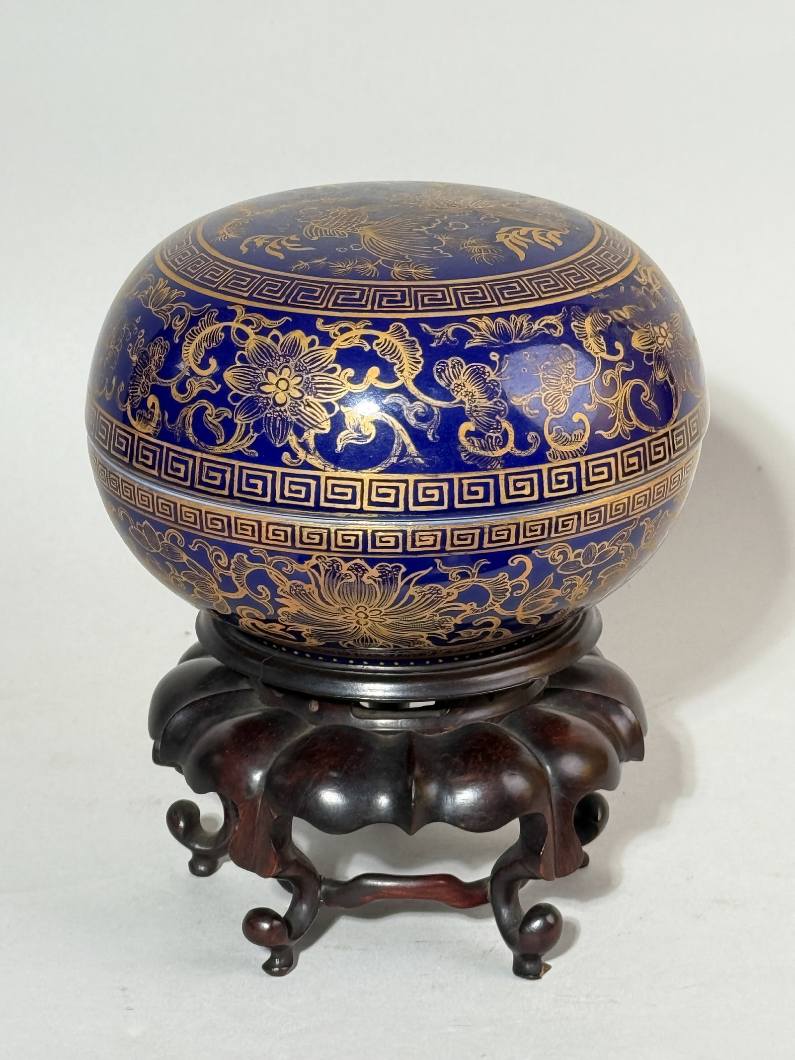 A CHINESE COBALT BLUE PORCELAIN COVERED BOX WITH GILT DECORATION (1 of 16)