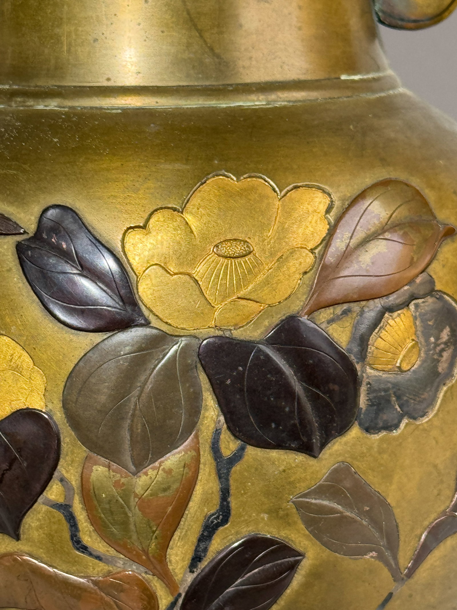 A JAPANESE MIXED METAL VASE WITH FLORAL BIRD - 2