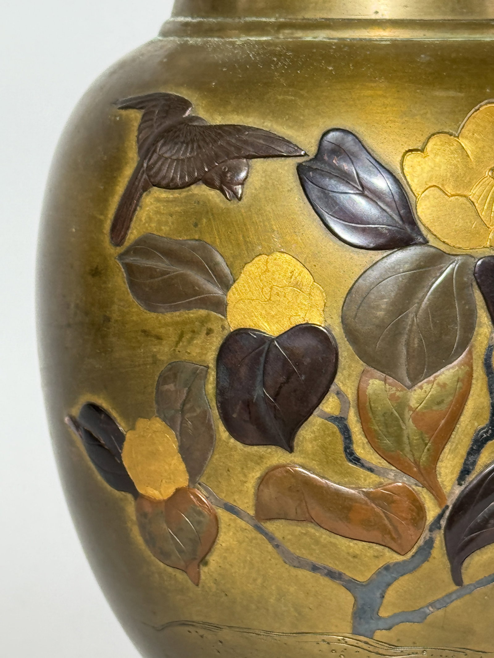 A JAPANESE MIXED METAL VASE WITH FLORAL BIRD - 5