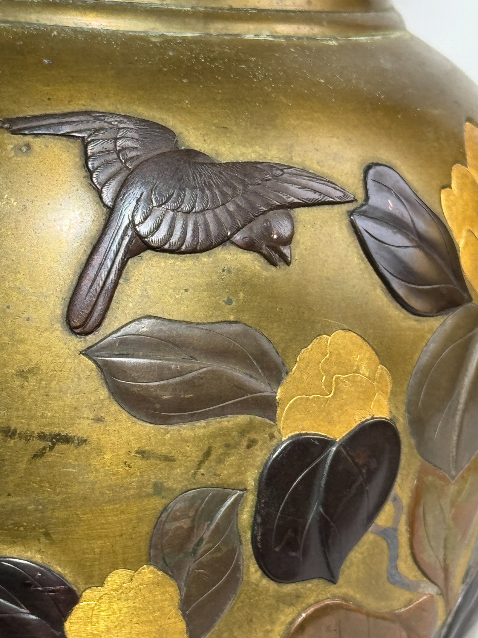 A JAPANESE MIXED METAL VASE WITH FLORAL BIRD - 6