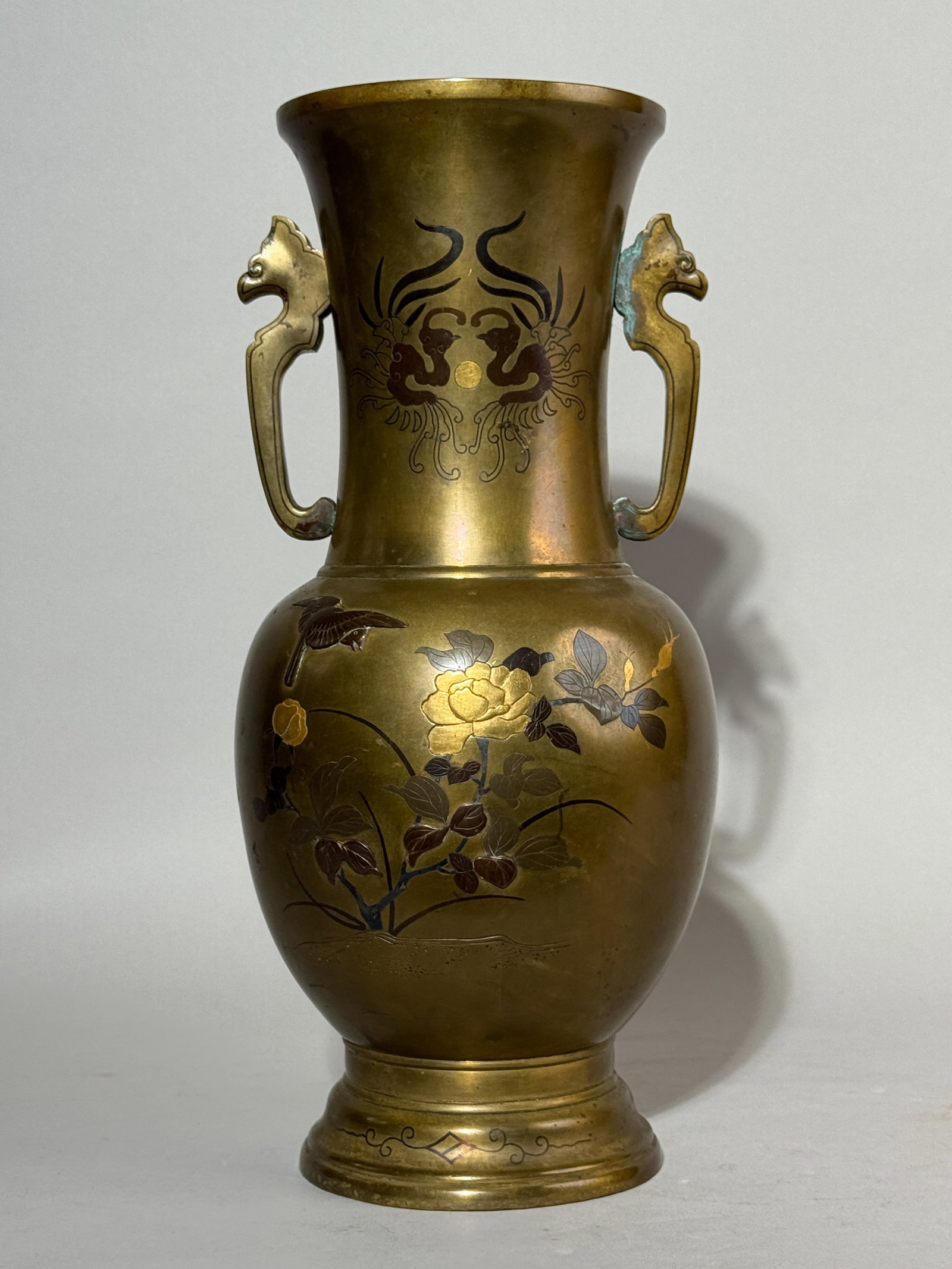 A JAPANESE MIXED METAL VASE WITH FLORAL BIRD - 7