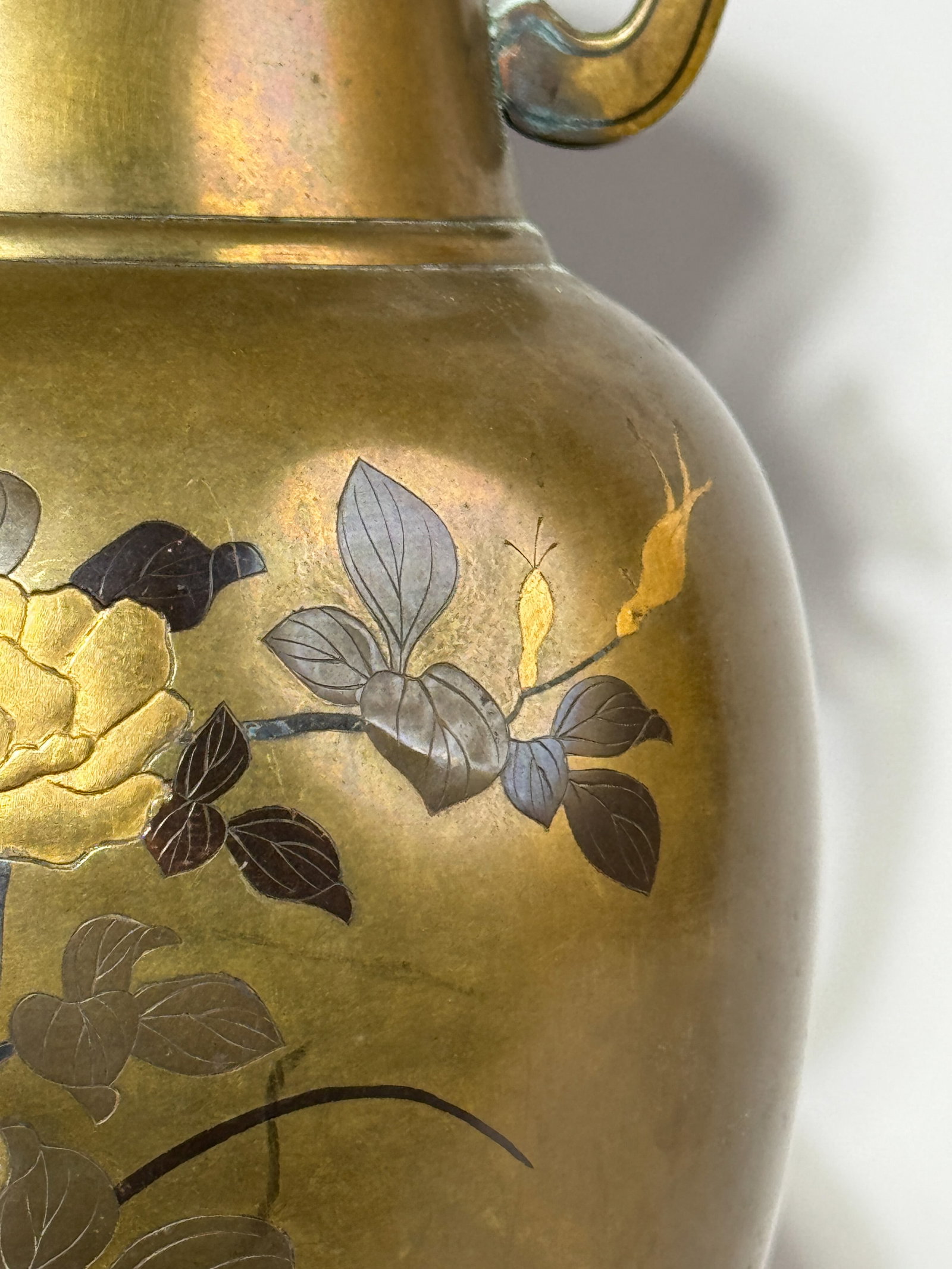 A JAPANESE MIXED METAL VASE WITH FLORAL BIRD - 8