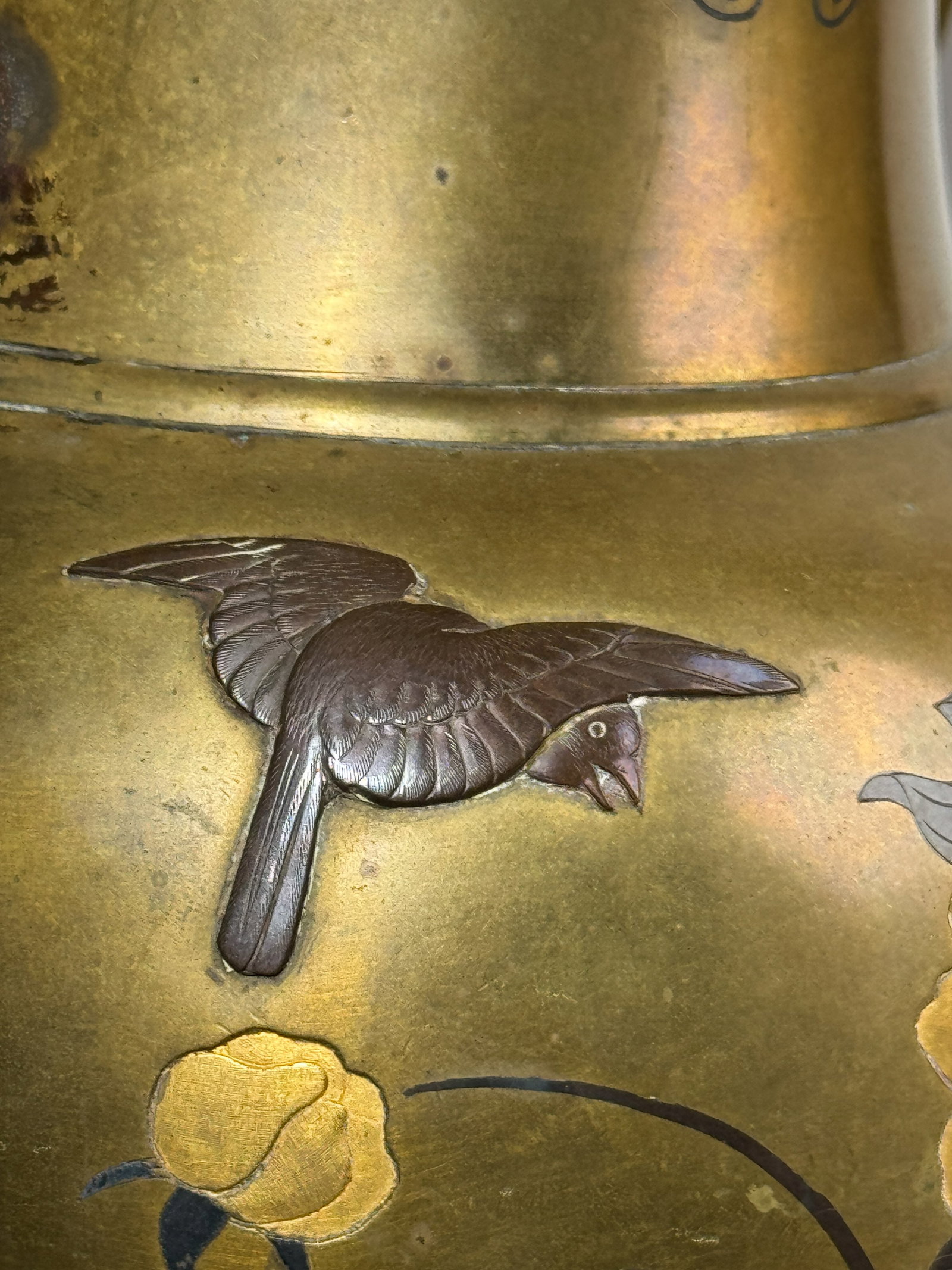 A JAPANESE MIXED METAL VASE WITH FLORAL BIRD - 9