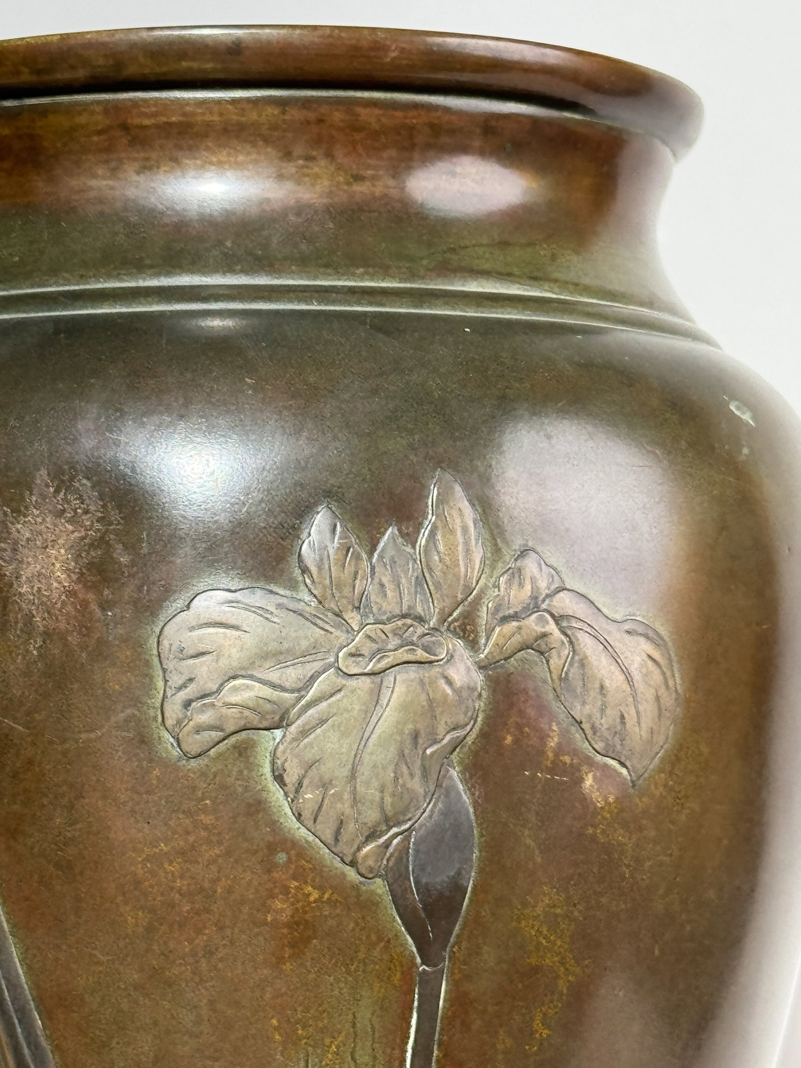 A JAPANESE MIXED METAL VASE WITH IRIS DESIGN - 3
