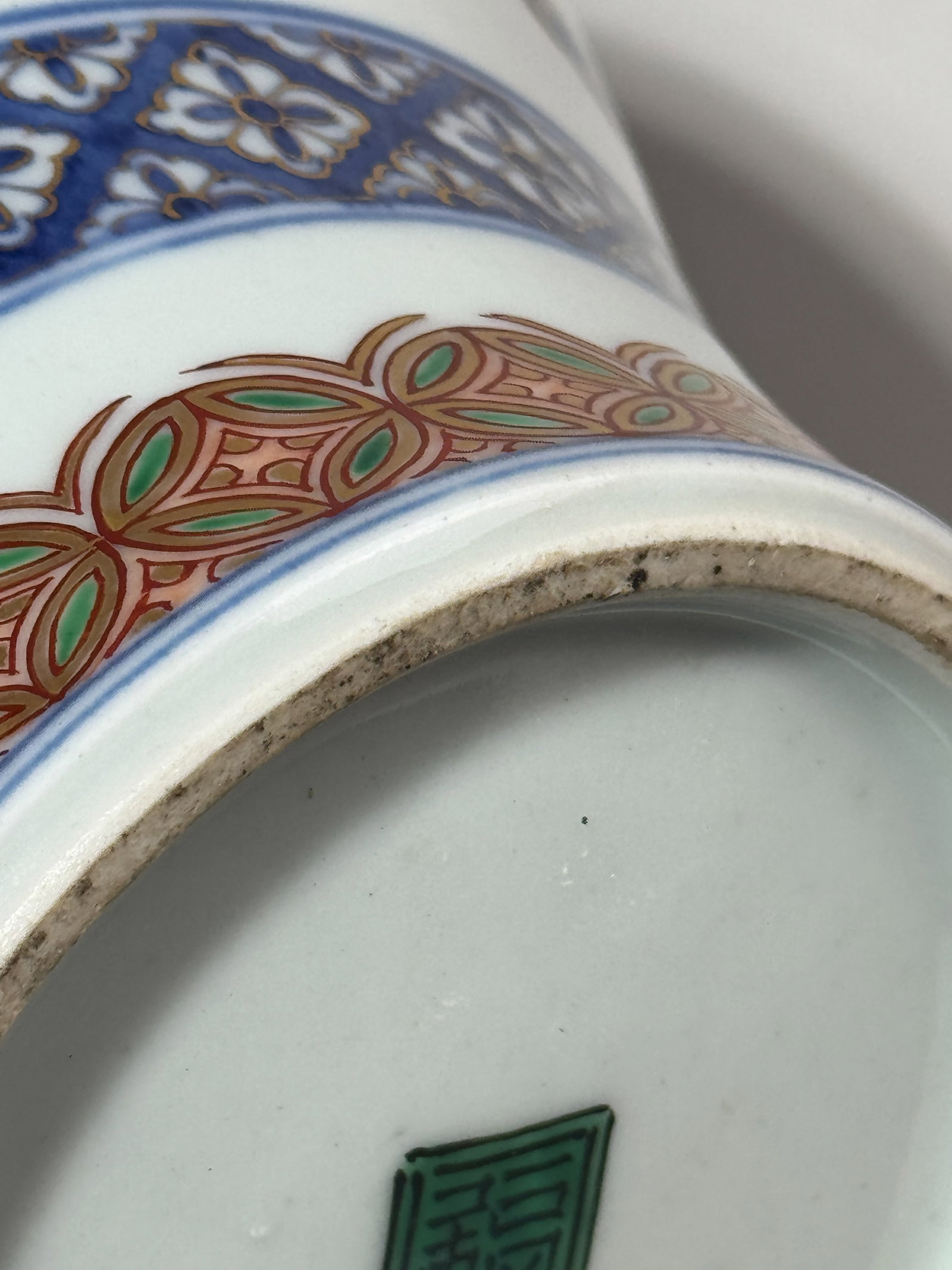 A JAPANESE STUDIO PORCELAIN VASE WITH CHRYSANTHEMUM - 10