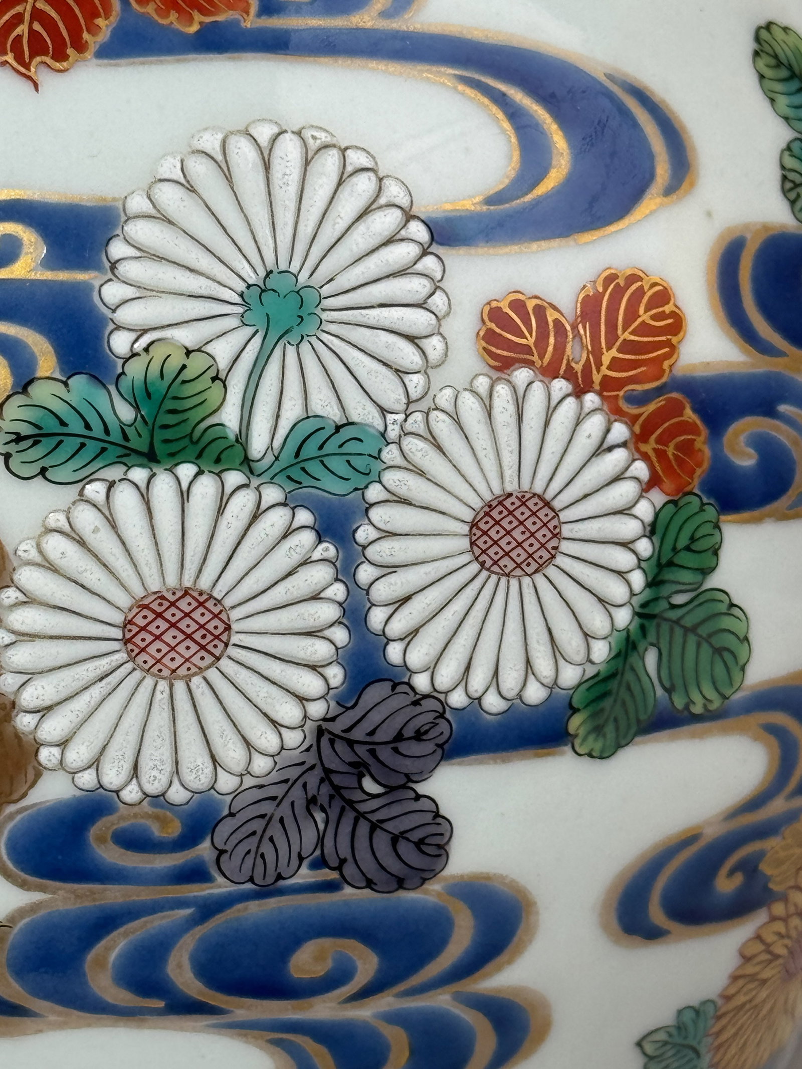 A JAPANESE STUDIO PORCELAIN VASE WITH CHRYSANTHEMUM - 2