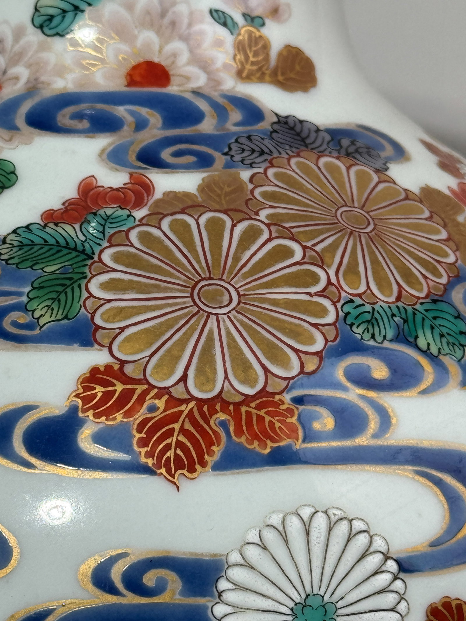 A JAPANESE STUDIO PORCELAIN VASE WITH CHRYSANTHEMUM - 3