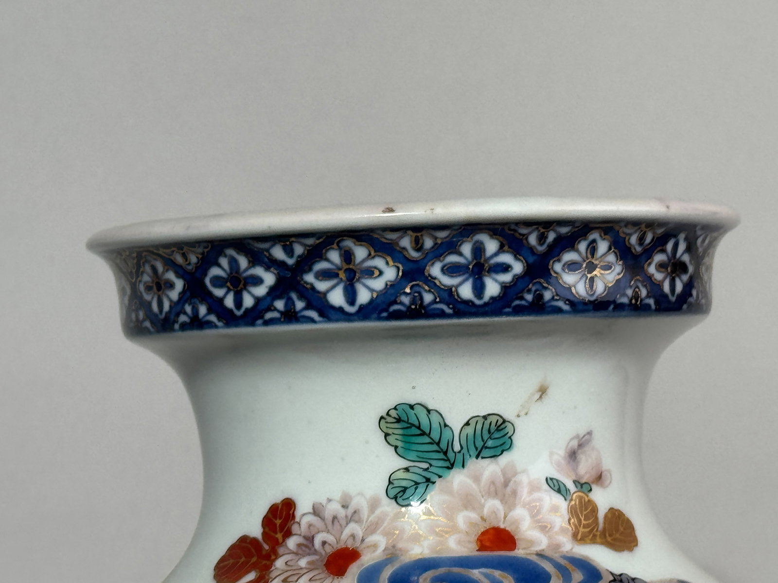 A JAPANESE STUDIO PORCELAIN VASE WITH CHRYSANTHEMUM - 4