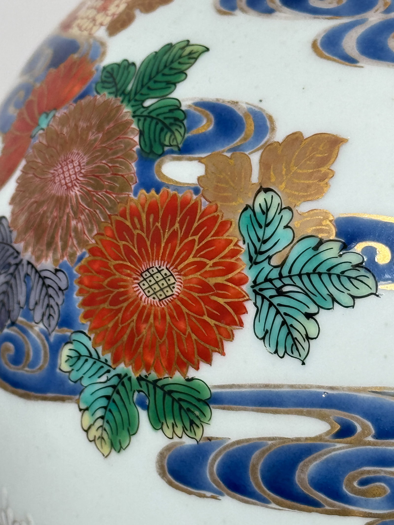 A JAPANESE STUDIO PORCELAIN VASE WITH CHRYSANTHEMUM - 5