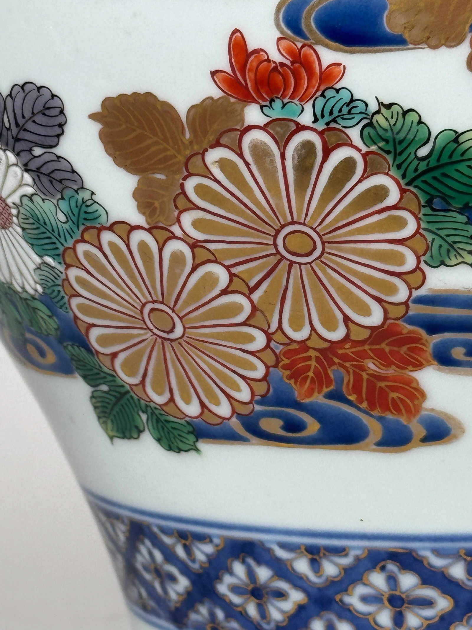 A JAPANESE STUDIO PORCELAIN VASE WITH CHRYSANTHEMUM - 6