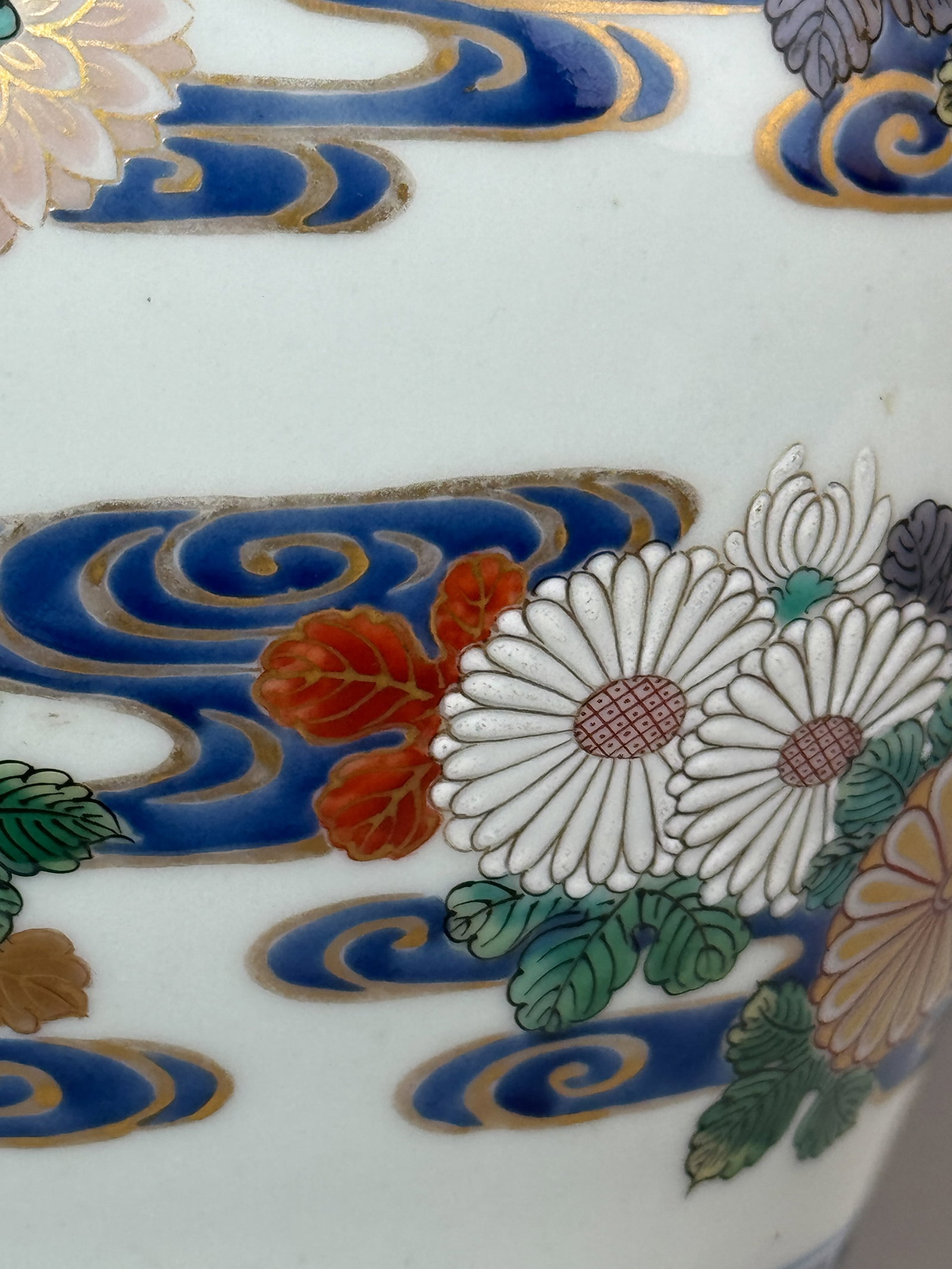 A JAPANESE STUDIO PORCELAIN VASE WITH CHRYSANTHEMUM - 7