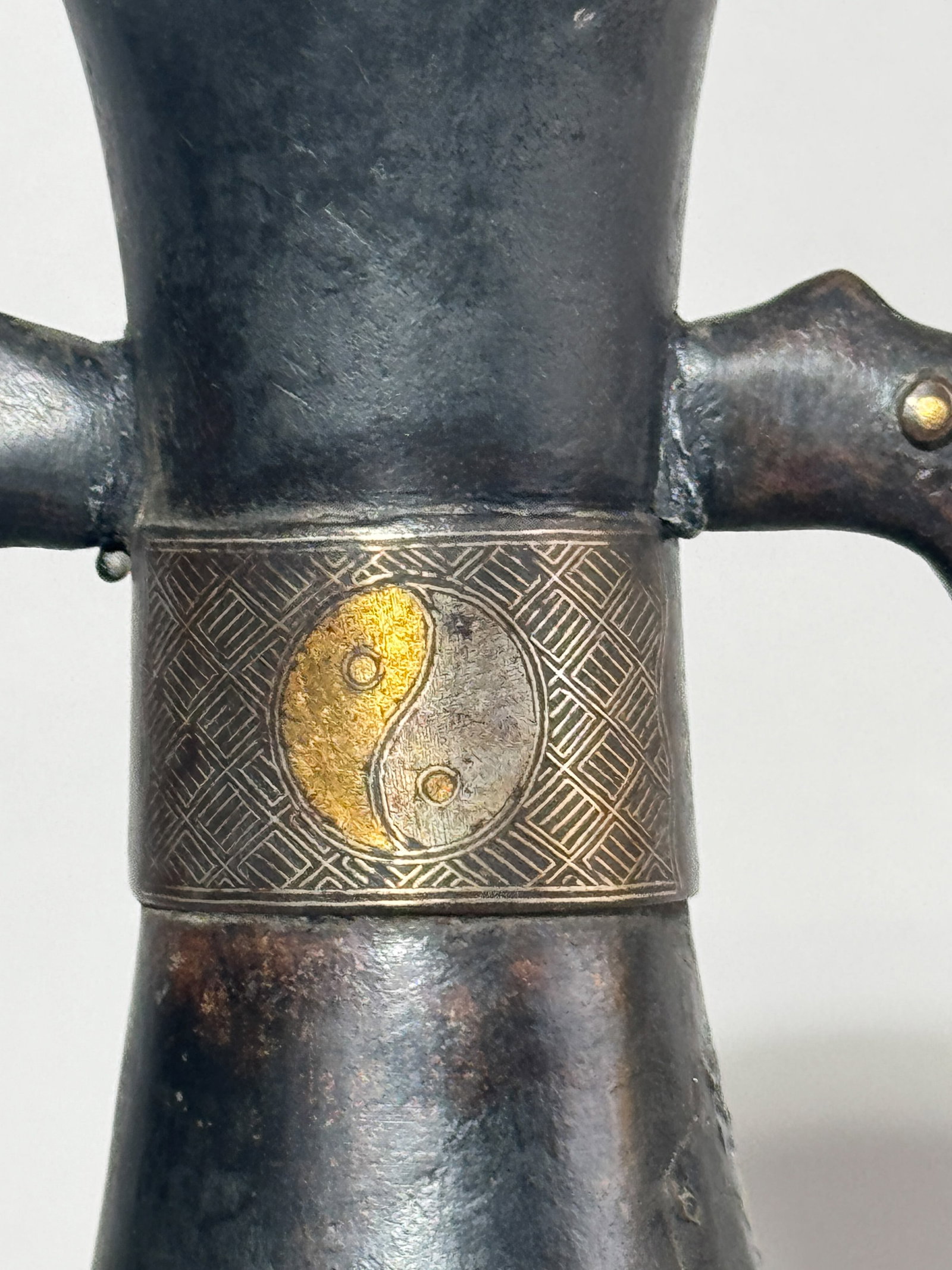 A CHINESE BRONZE VASE WITH GOLD AND SILVER INLAY - 2