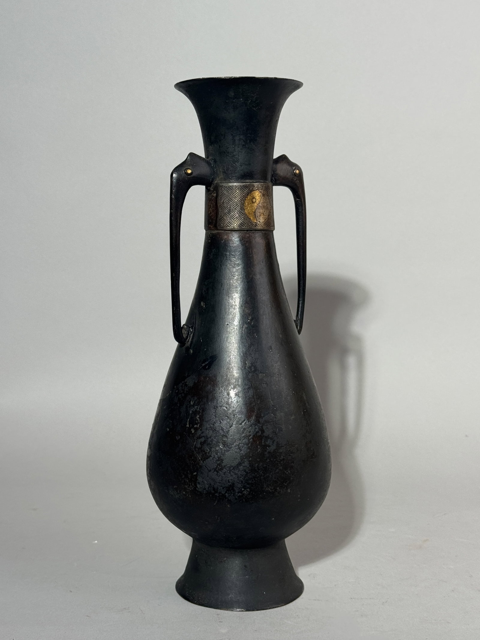 A CHINESE BRONZE VASE WITH GOLD AND SILVER INLAY - 3