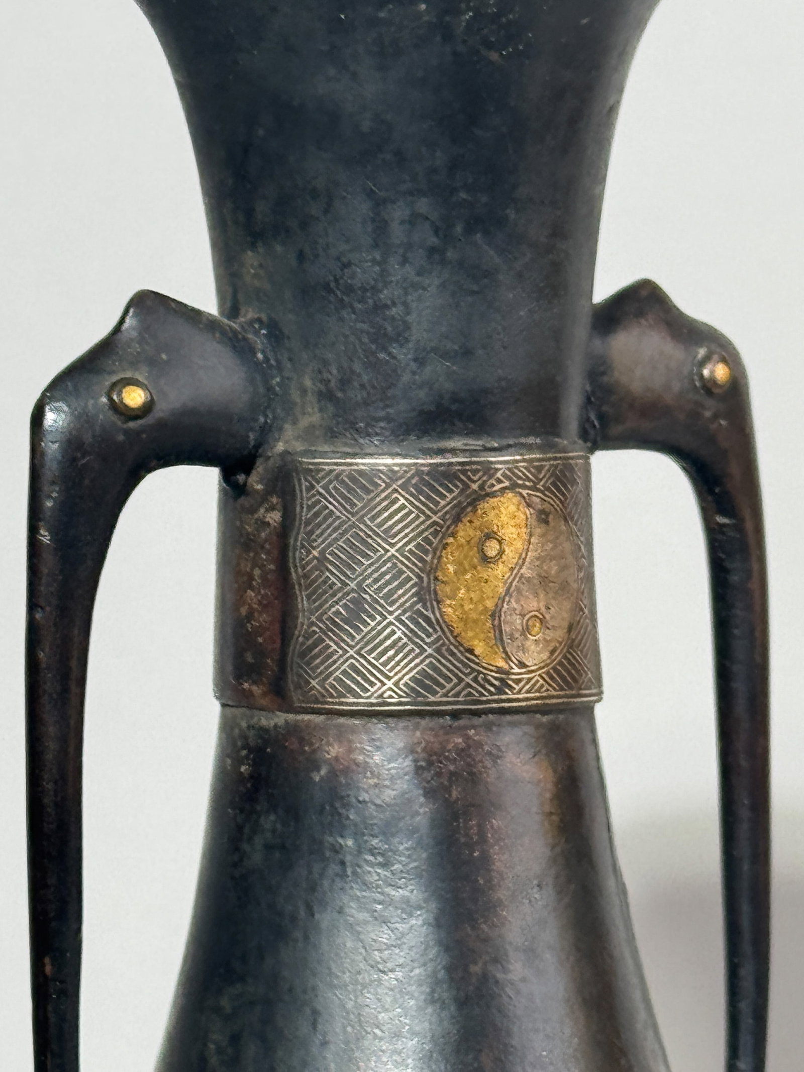 A CHINESE BRONZE VASE WITH GOLD AND SILVER INLAY - 4