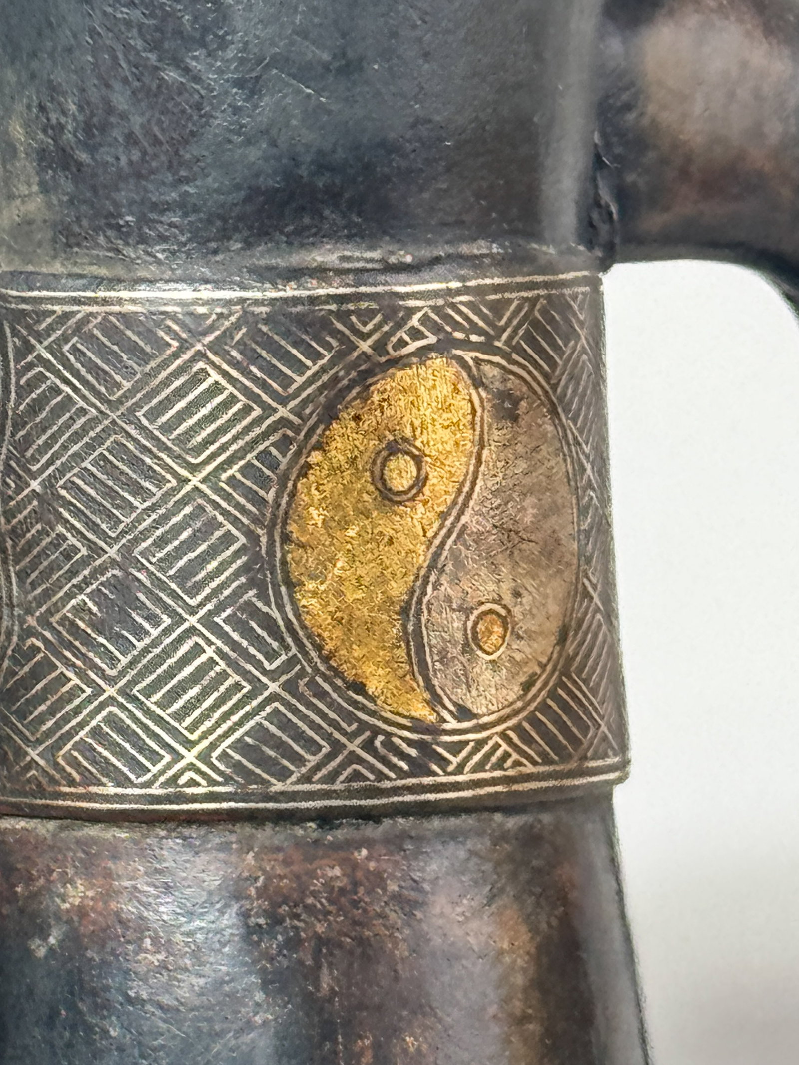 A CHINESE BRONZE VASE WITH GOLD AND SILVER INLAY - 5