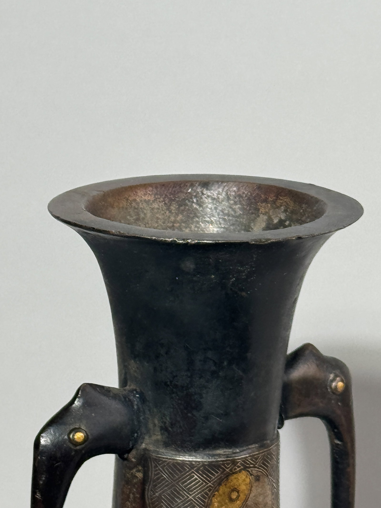 A CHINESE BRONZE VASE WITH GOLD AND SILVER INLAY - 6