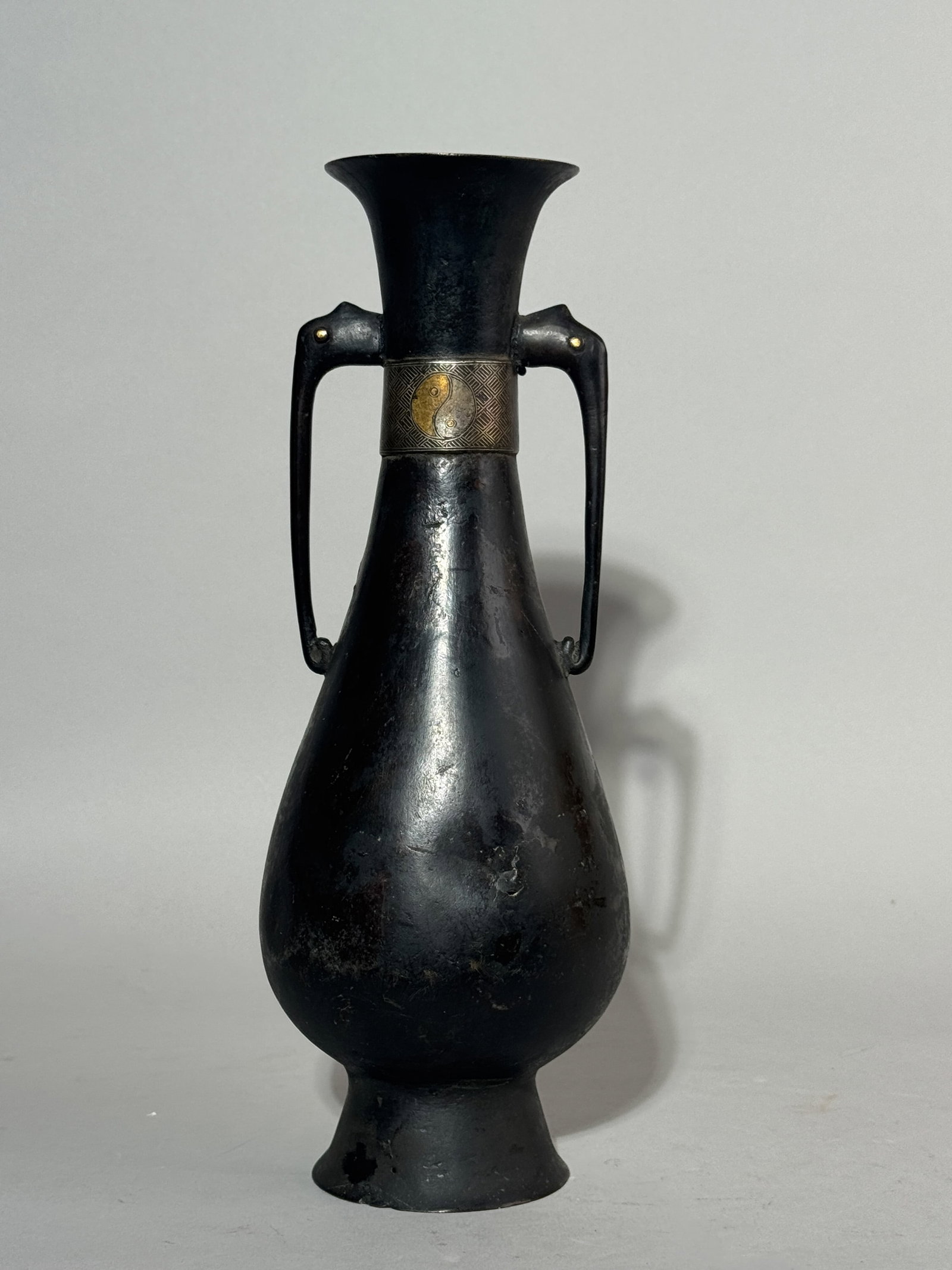 A CHINESE BRONZE VASE WITH GOLD AND SILVER INLAY - 7