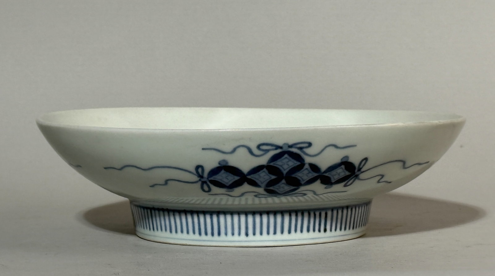 A JAPANESE BLUE AND WHITE NABESHIMA PORCELAIN DISH - 7