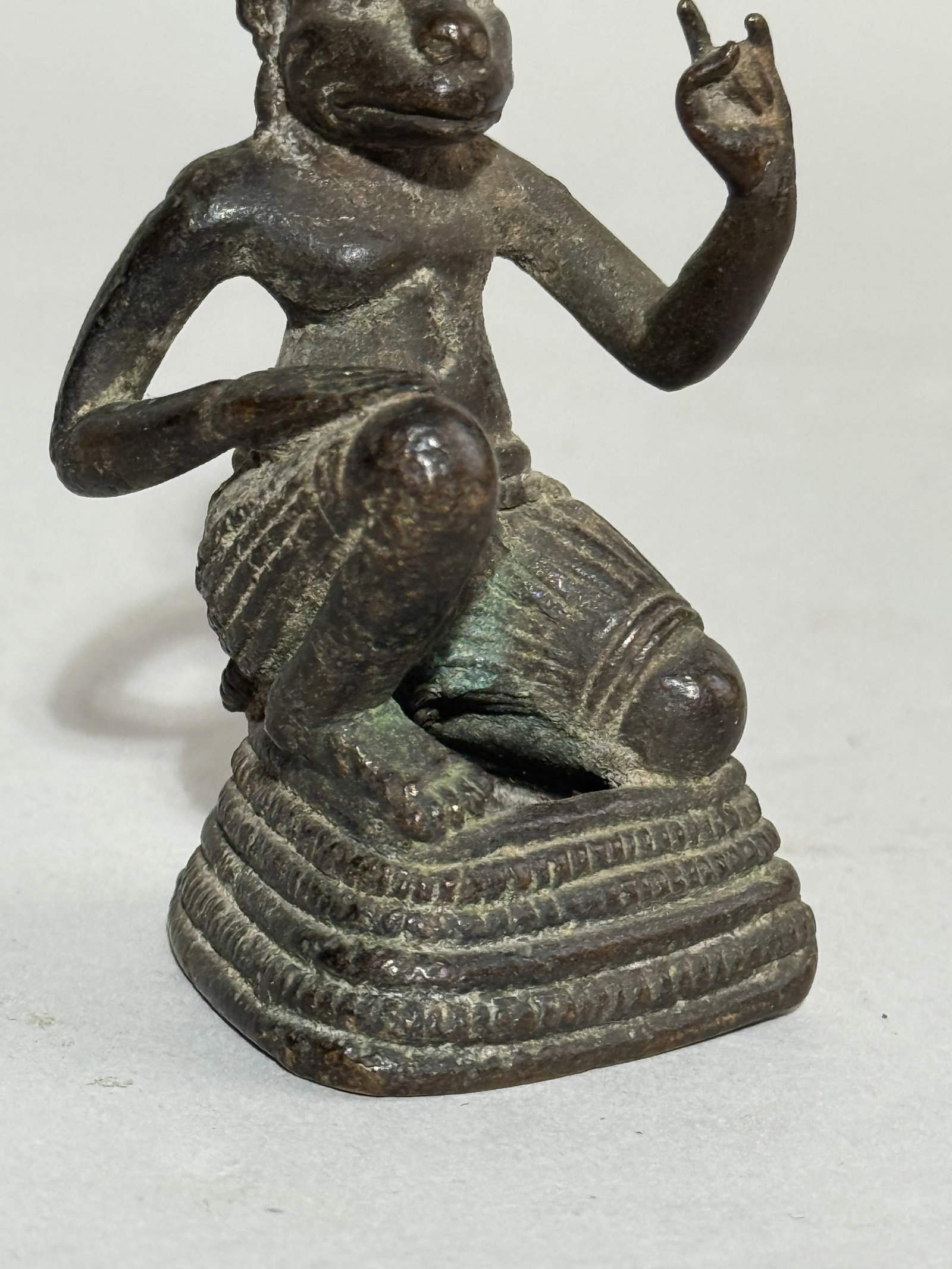AN ANTIQUE INDIAN BRONZE OF A HANUMAN - 3