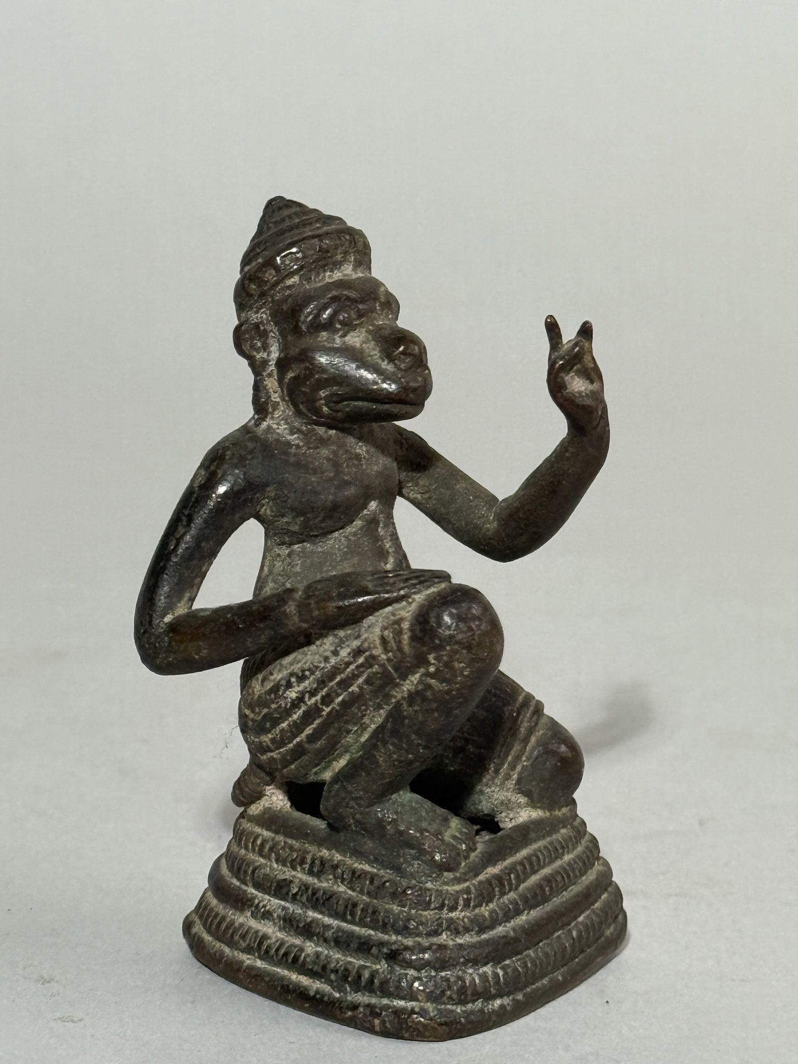AN ANTIQUE INDIAN BRONZE OF A HANUMAN - 4