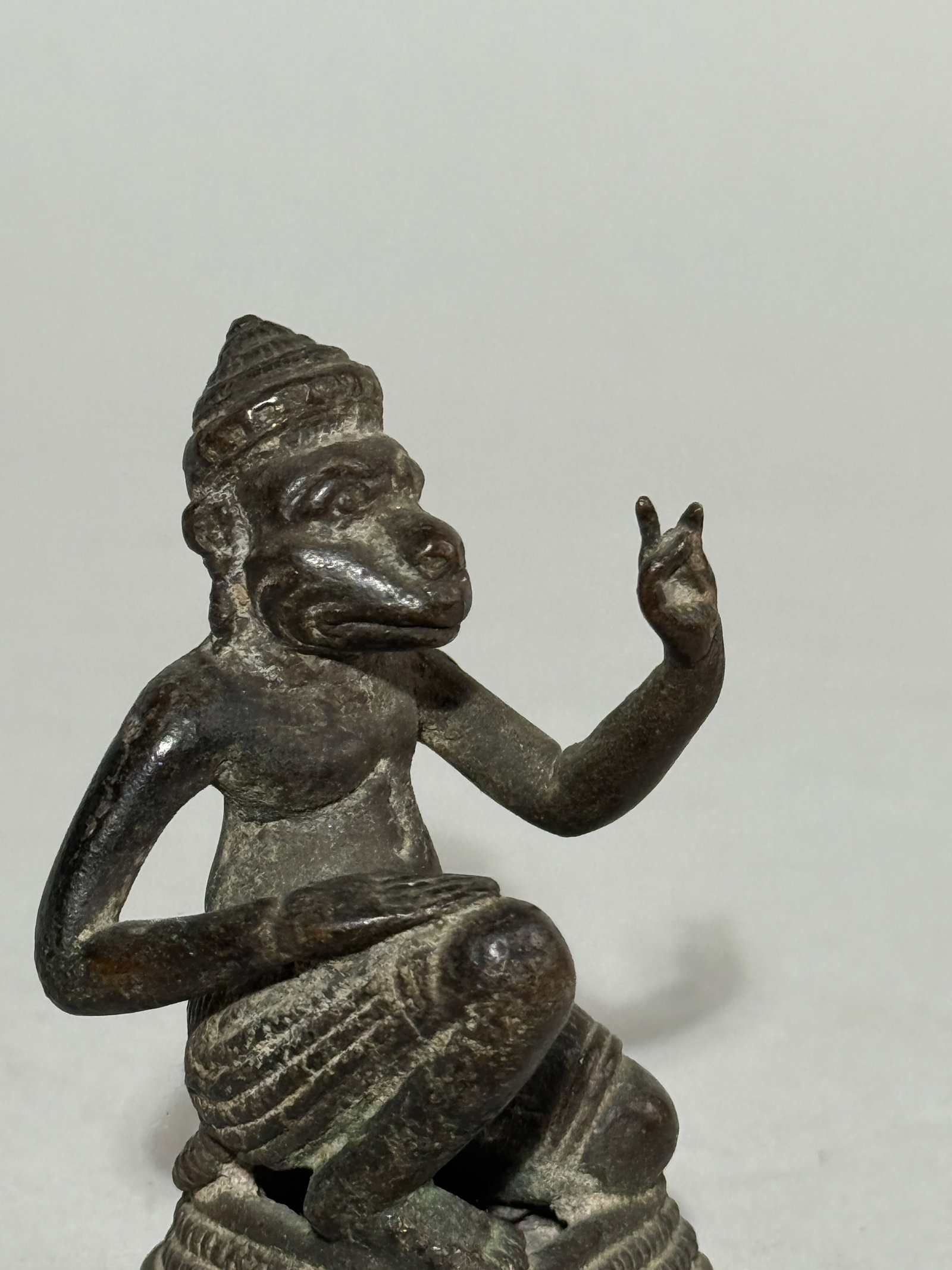 AN ANTIQUE INDIAN BRONZE OF A HANUMAN - 5