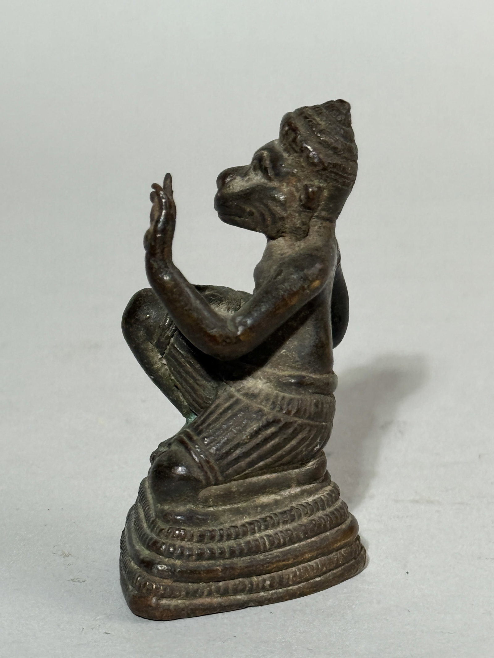 AN ANTIQUE INDIAN BRONZE OF A HANUMAN - 6