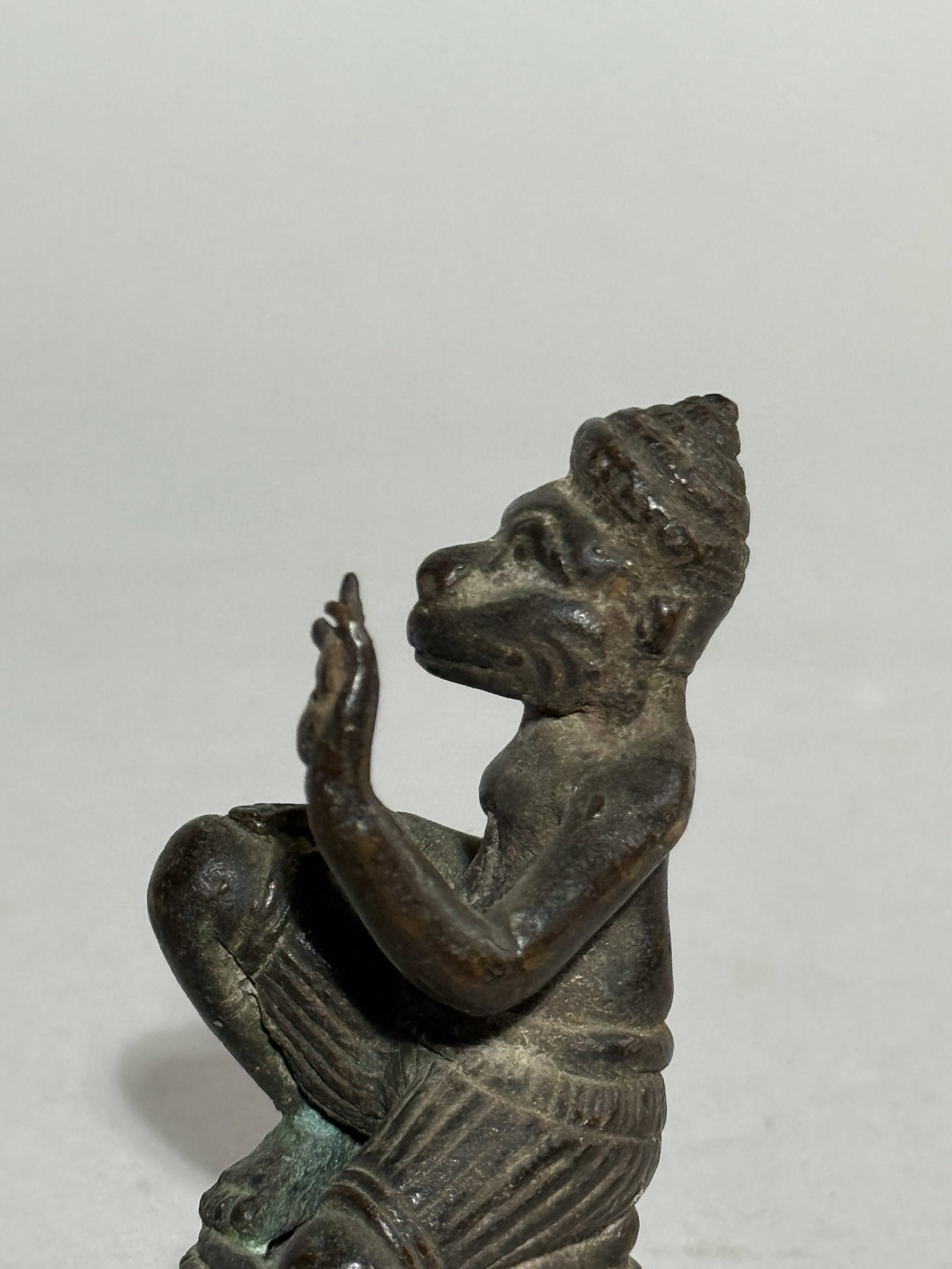 AN ANTIQUE INDIAN BRONZE OF A HANUMAN - 7