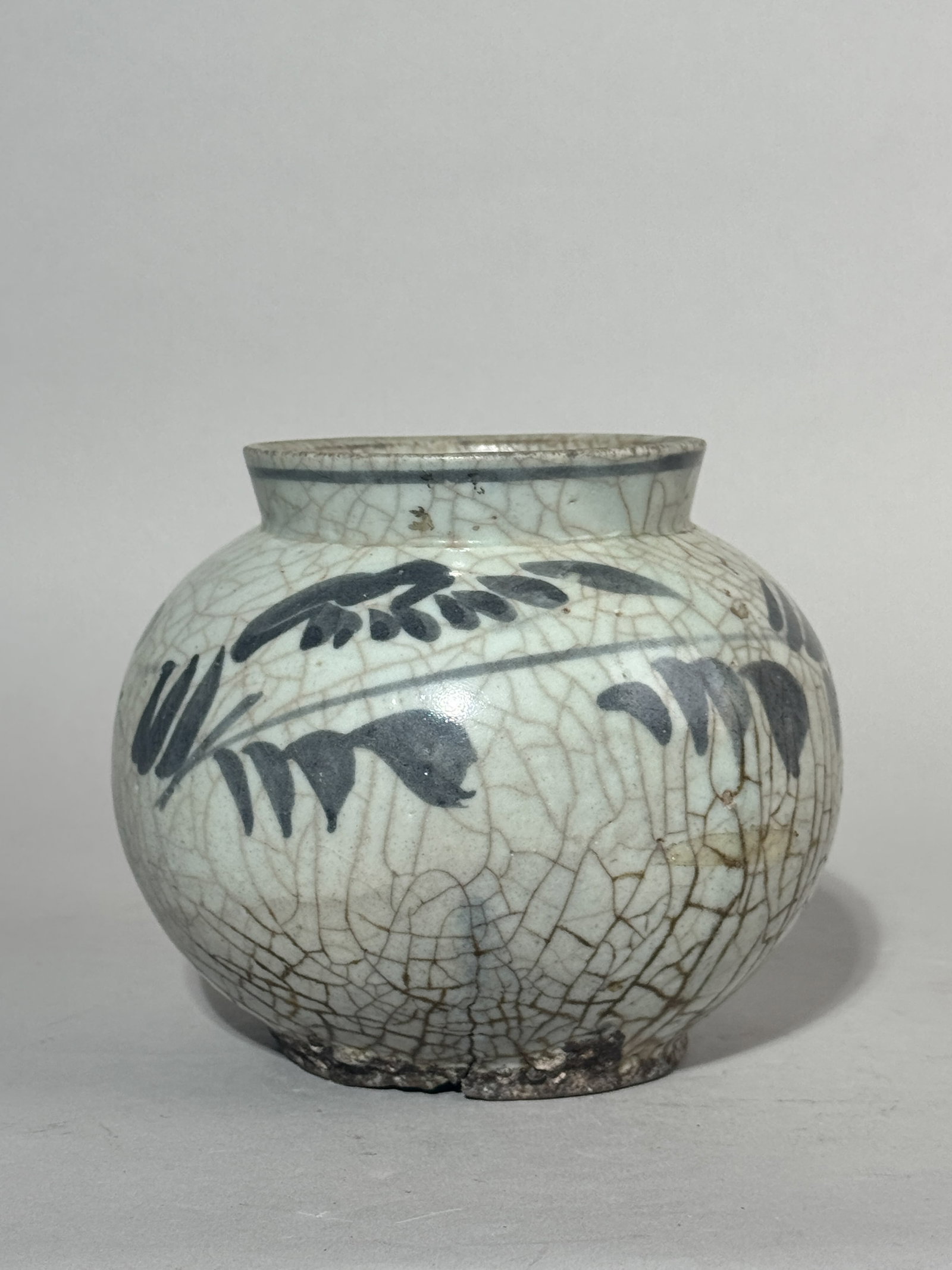 AN ANTIQUE KOREAN PORCELAIN JAR (1 of 9)