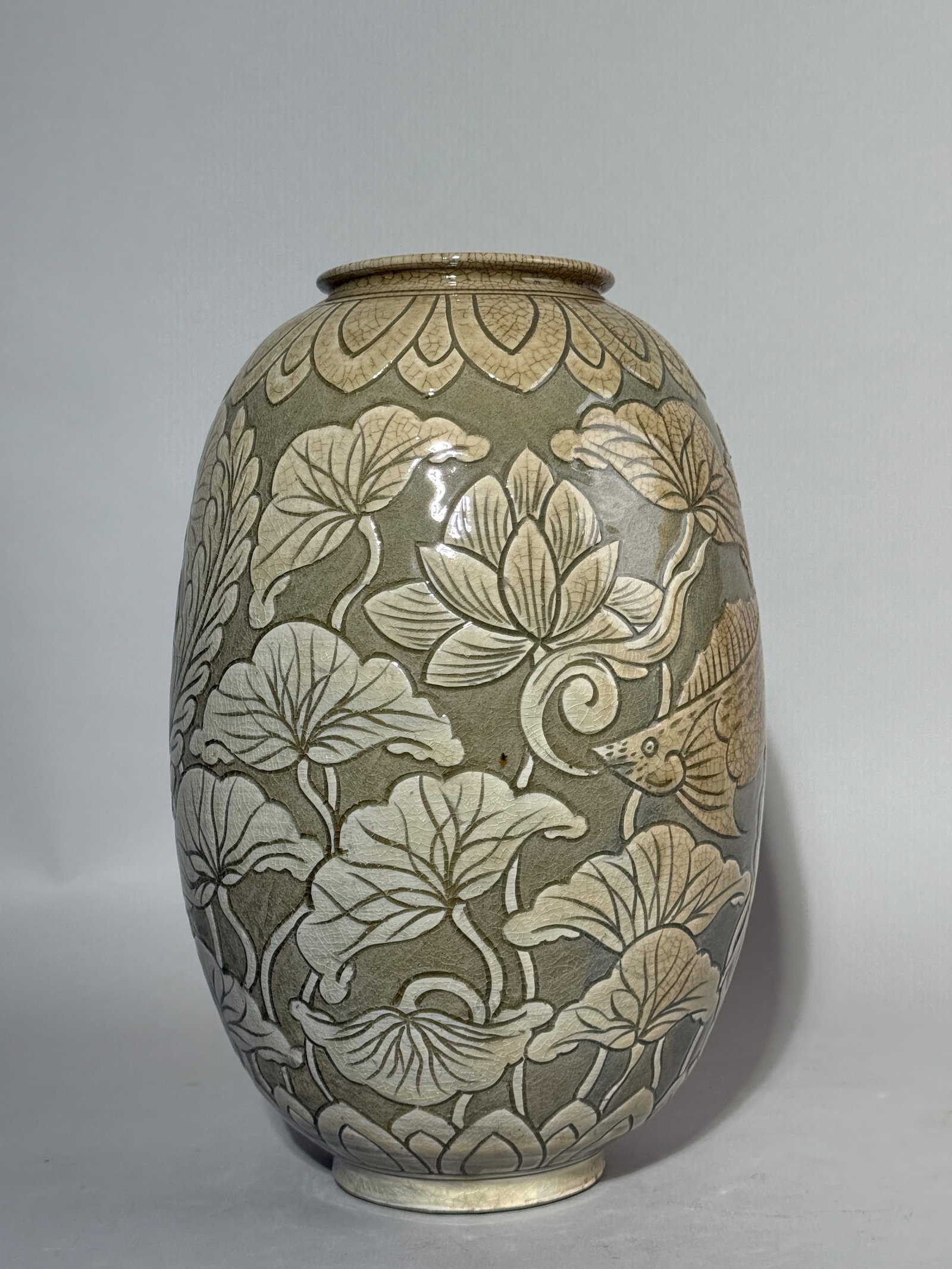 A KOREAN PORCELAIN VASE WITH INCISED FISH SCENE - 10