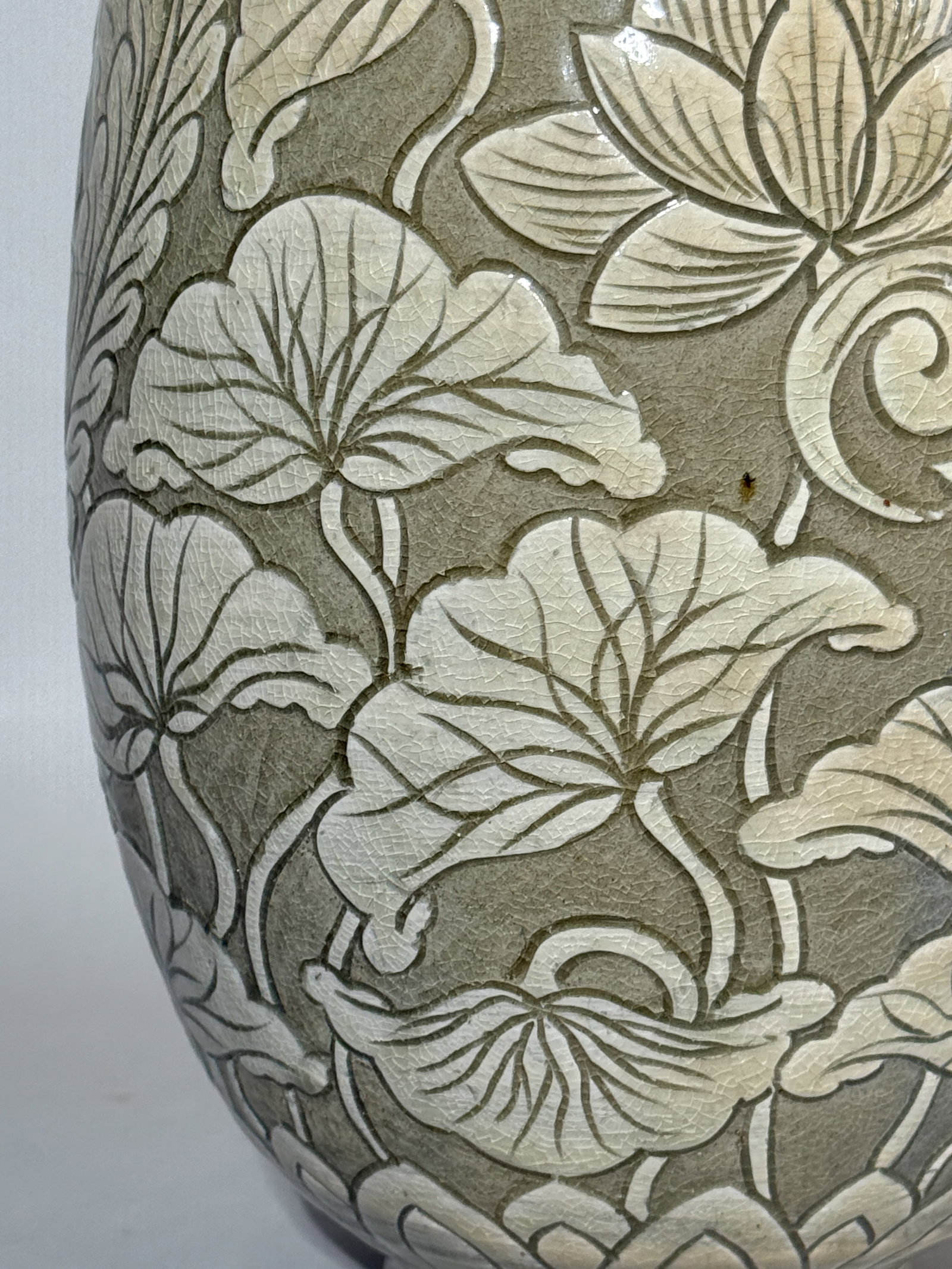 A KOREAN PORCELAIN VASE WITH INCISED FISH SCENE - 11