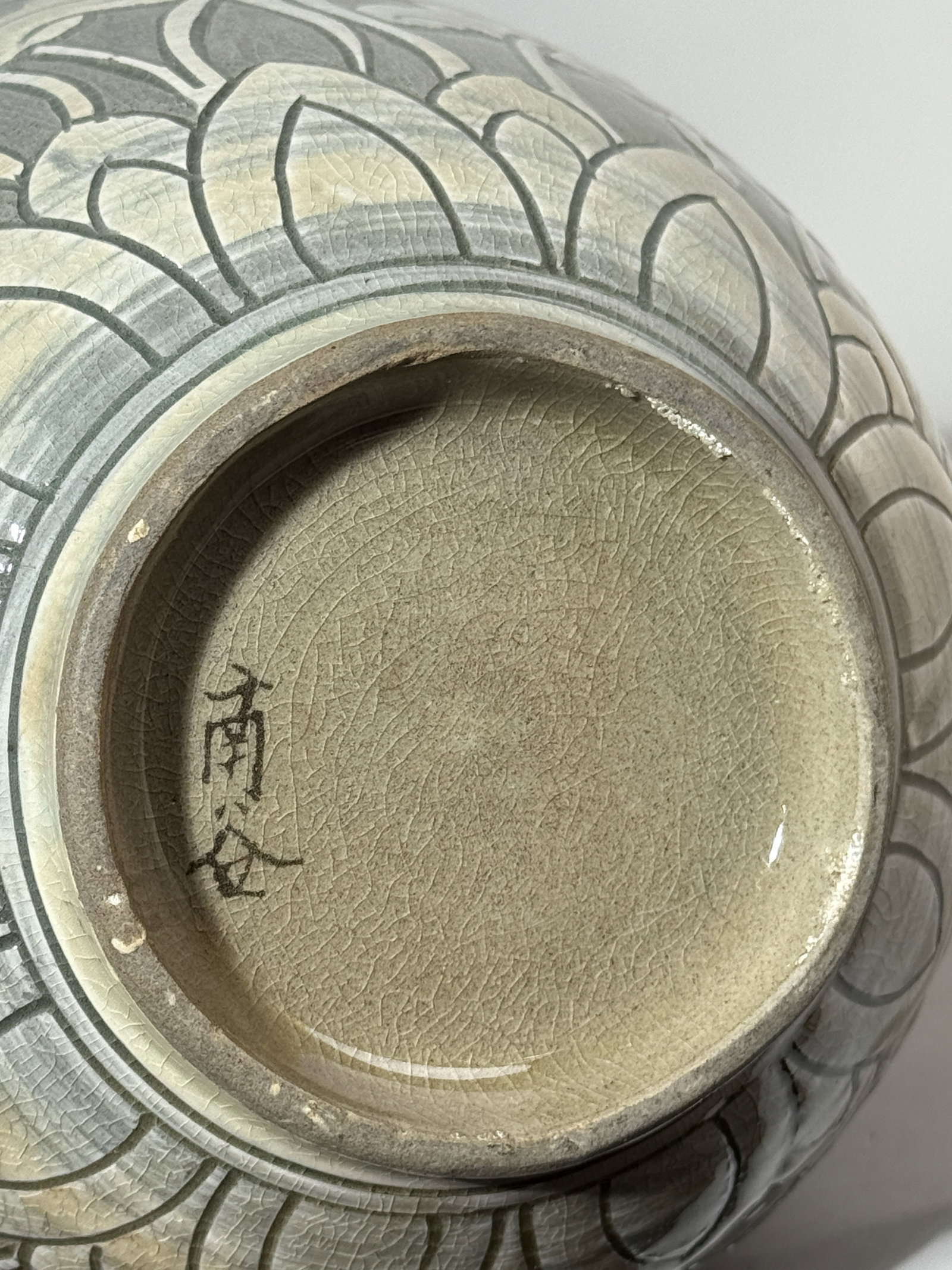 A KOREAN PORCELAIN VASE WITH INCISED FISH SCENE - 12