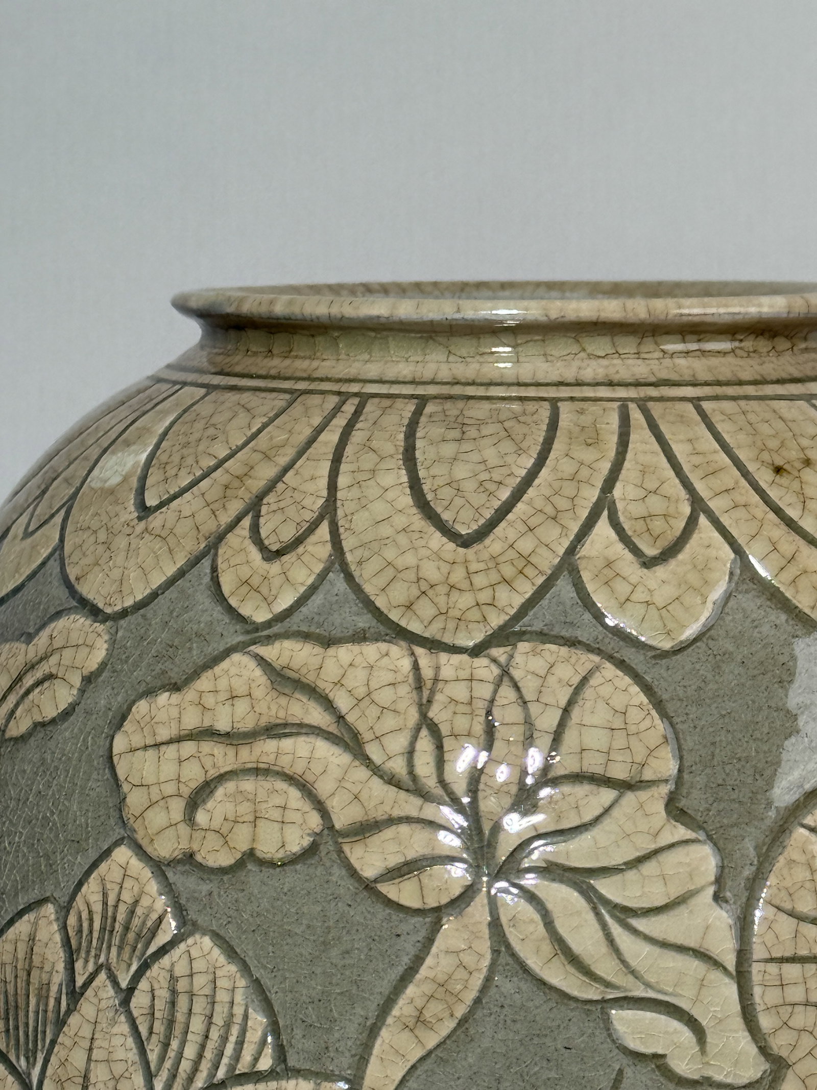 A KOREAN PORCELAIN VASE WITH INCISED FISH SCENE - 2
