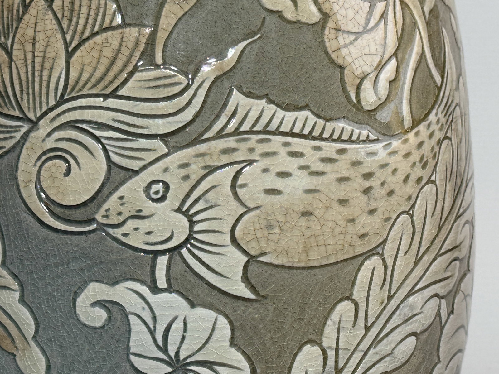 A KOREAN PORCELAIN VASE WITH INCISED FISH SCENE - 3