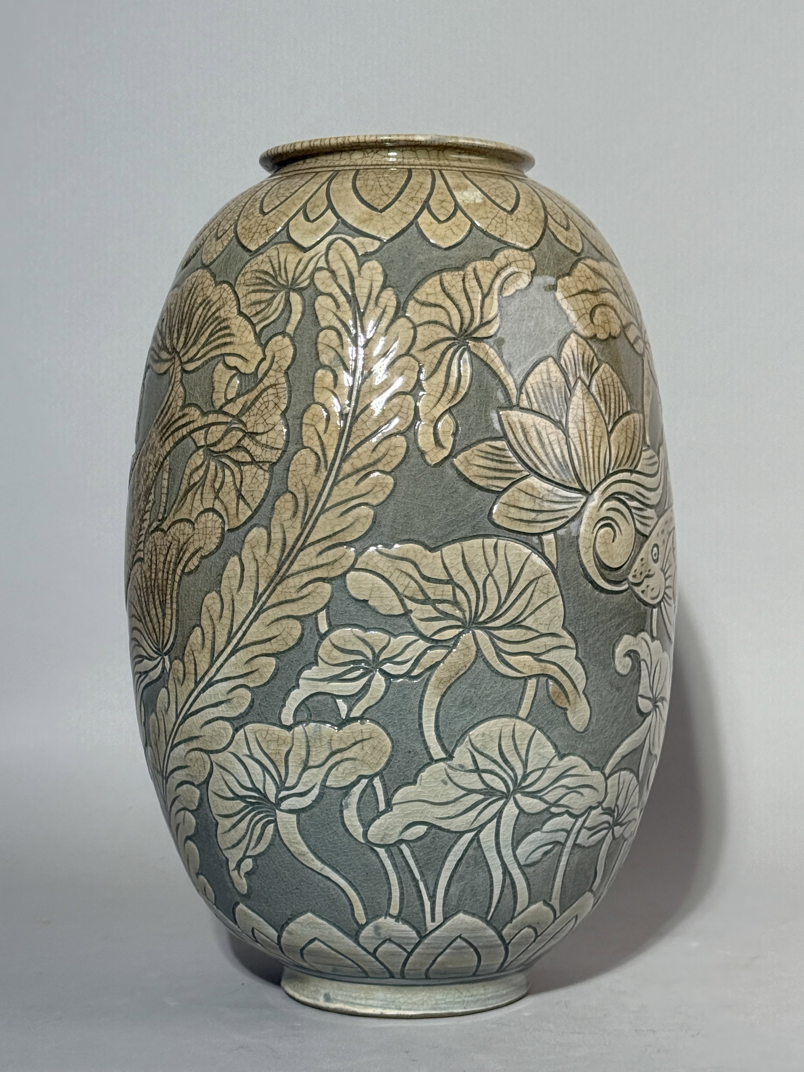 A KOREAN PORCELAIN VASE WITH INCISED FISH SCENE - 4
