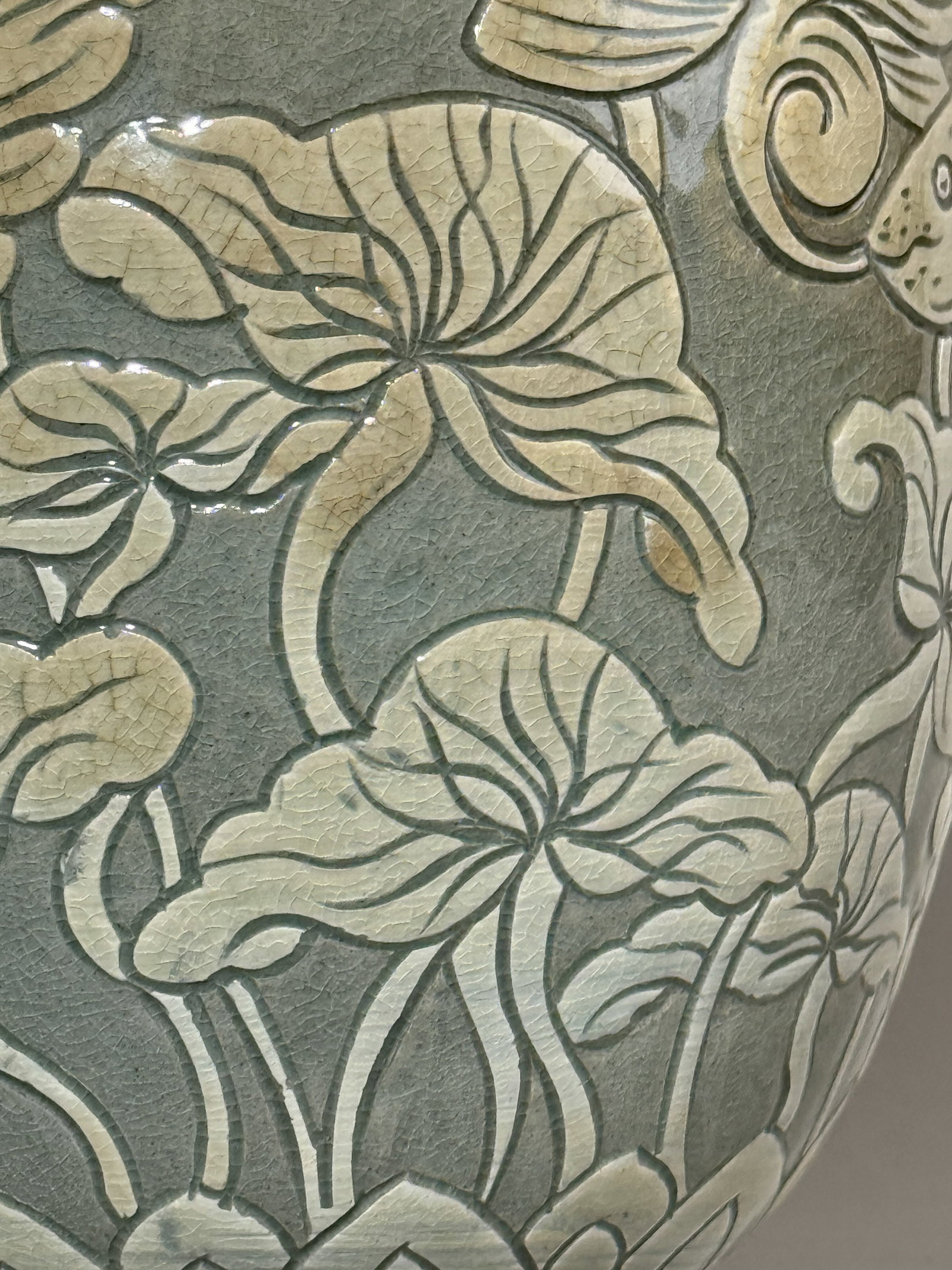 A KOREAN PORCELAIN VASE WITH INCISED FISH SCENE - 5