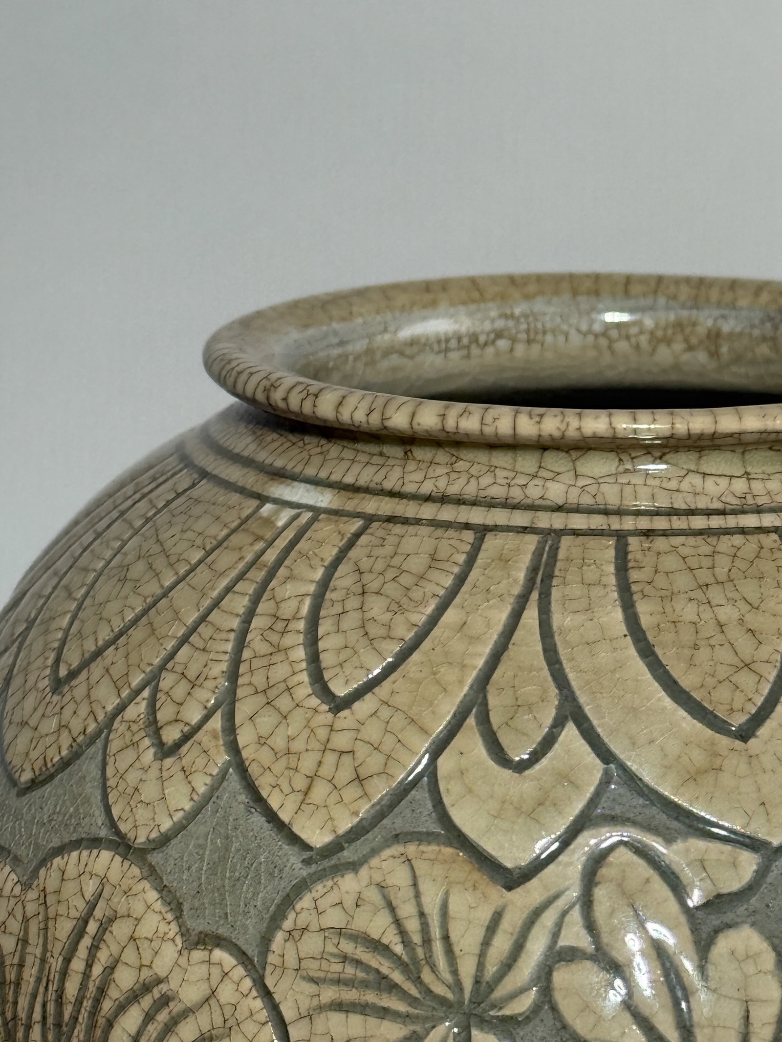 A KOREAN PORCELAIN VASE WITH INCISED FISH SCENE - 7