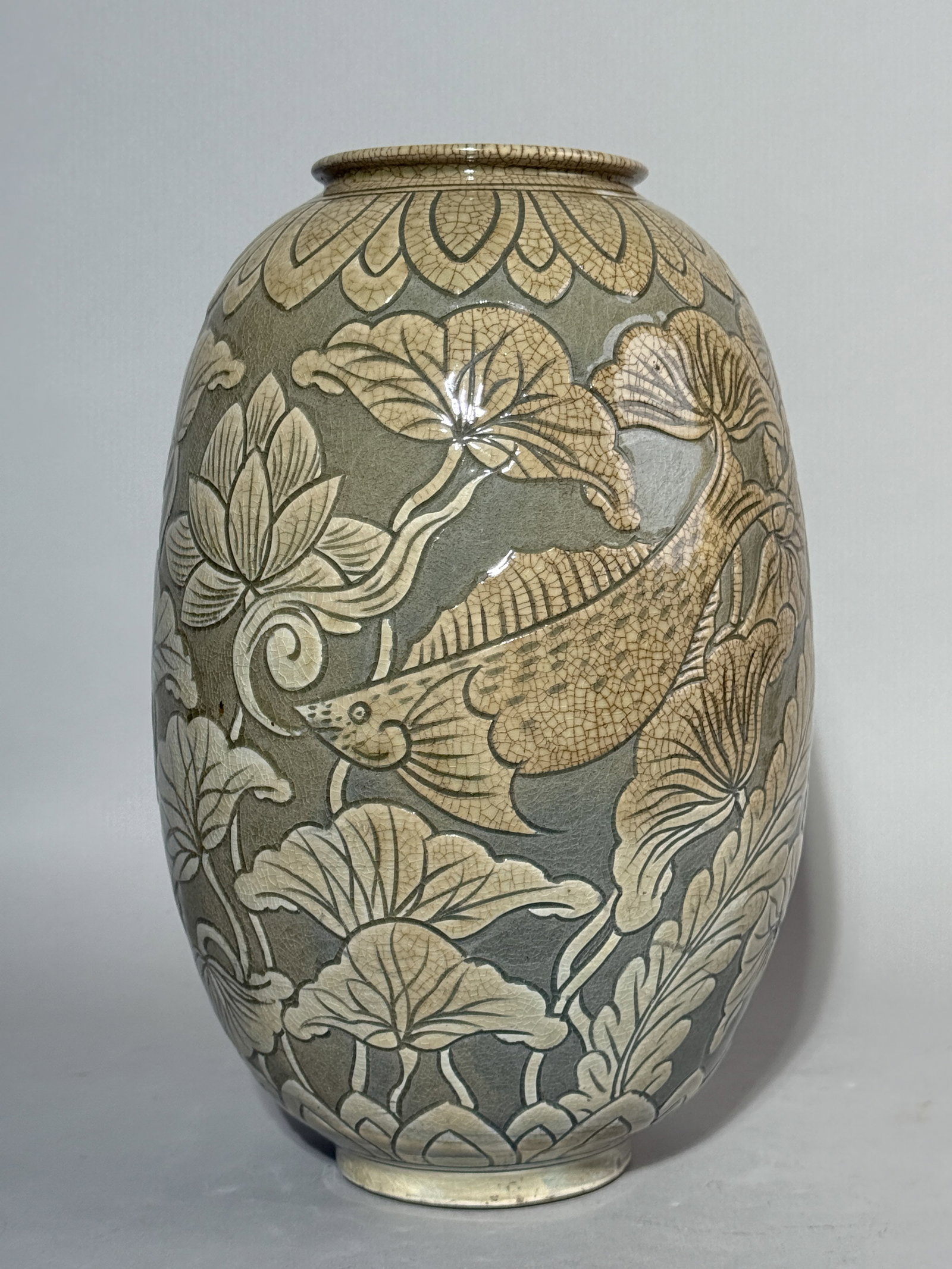 A KOREAN PORCELAIN VASE WITH INCISED FISH SCENE - 8