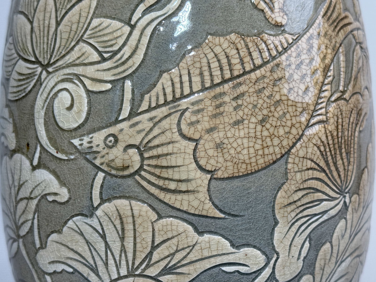A KOREAN PORCELAIN VASE WITH INCISED FISH SCENE - 9