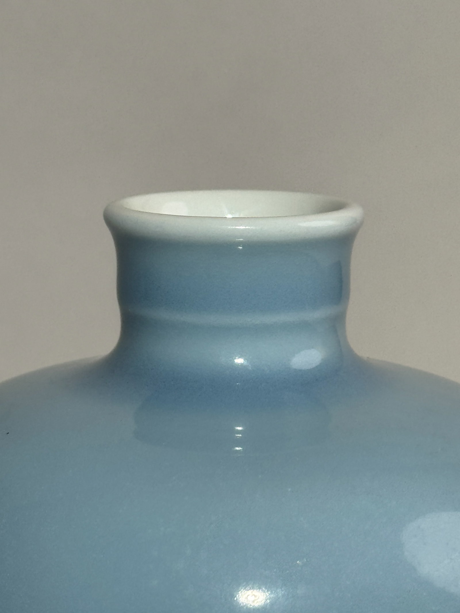A CHINESE BLUE MONOCHROME PORCELAIN VASE - 3