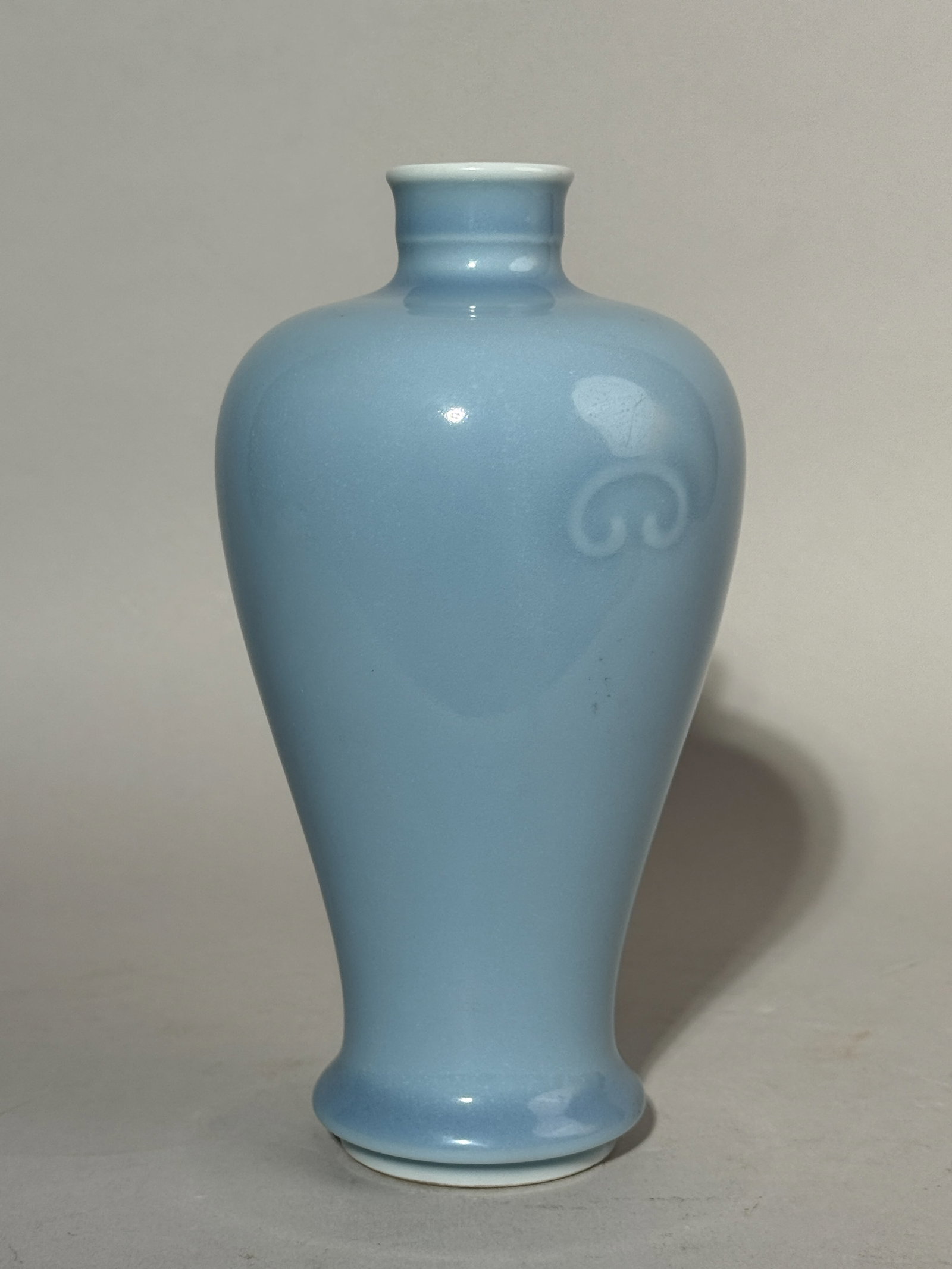 A CHINESE BLUE MONOCHROME PORCELAIN VASE - 4
