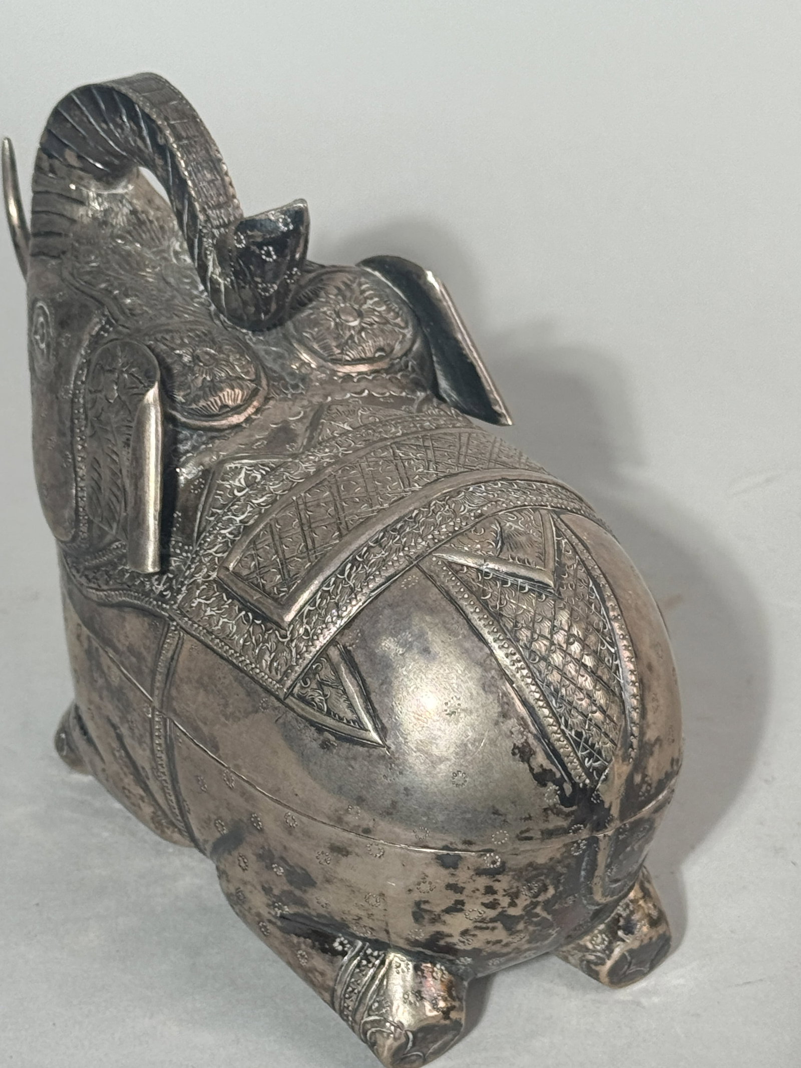 AN ANTIQUE SIAMESE SILVER ELEPHANT BOX - 3
