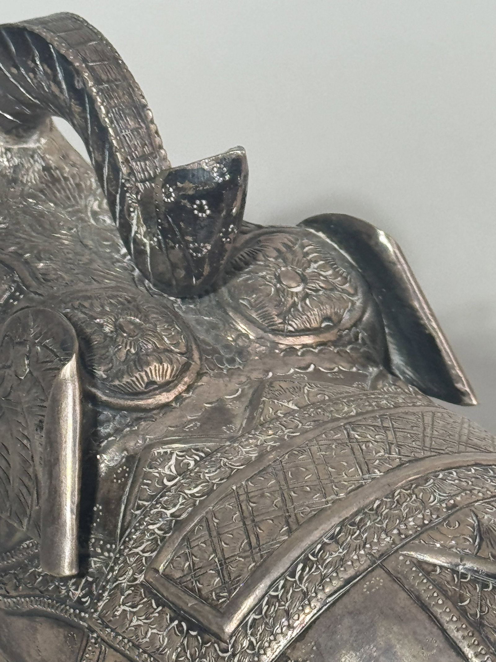 AN ANTIQUE SIAMESE SILVER ELEPHANT BOX - 4