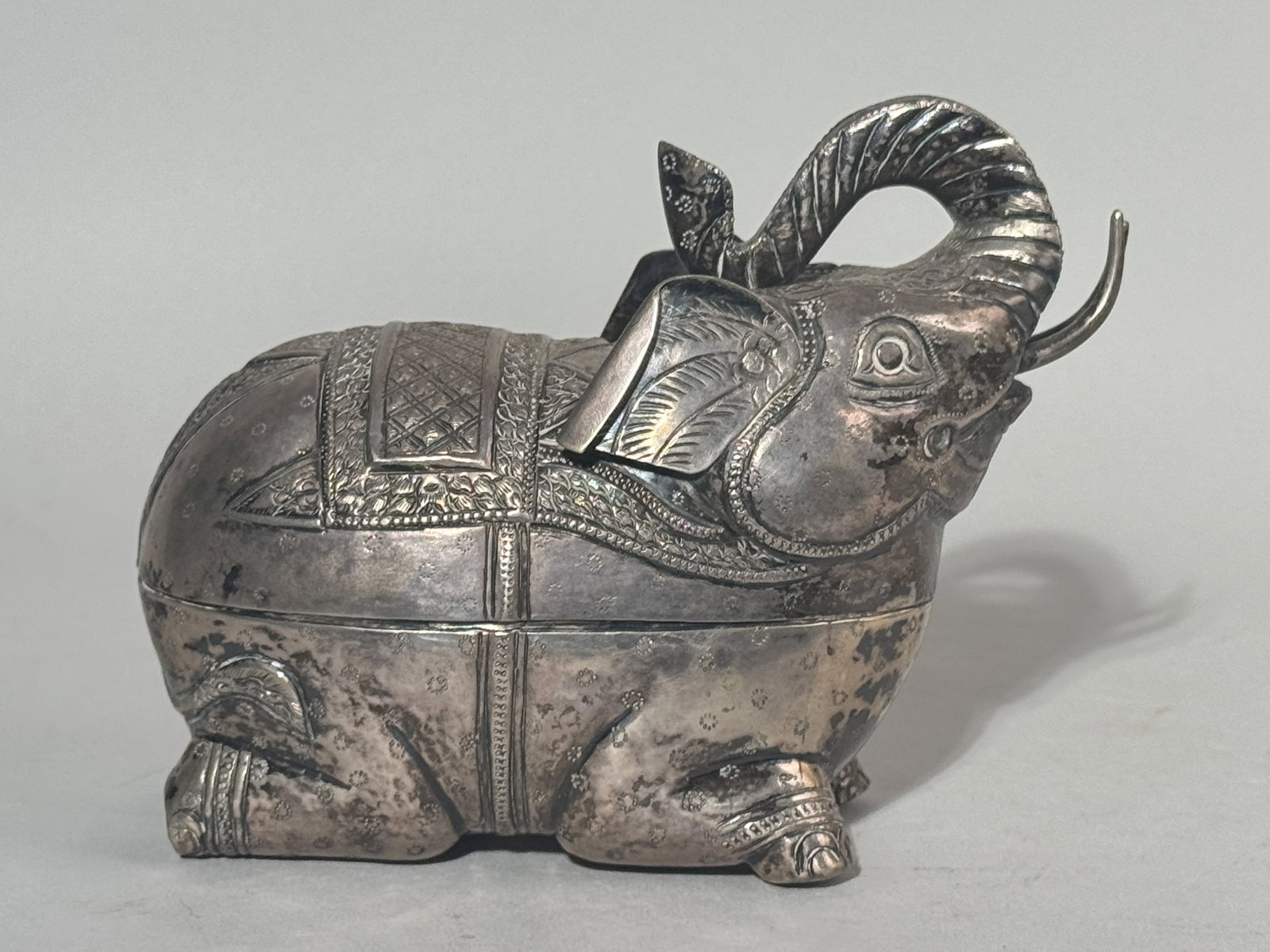 AN ANTIQUE SIAMESE SILVER ELEPHANT BOX - 5