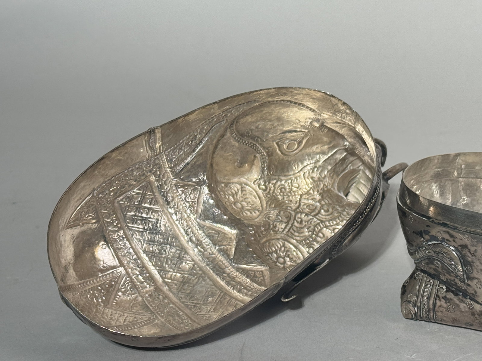 AN ANTIQUE SIAMESE SILVER ELEPHANT BOX - 7