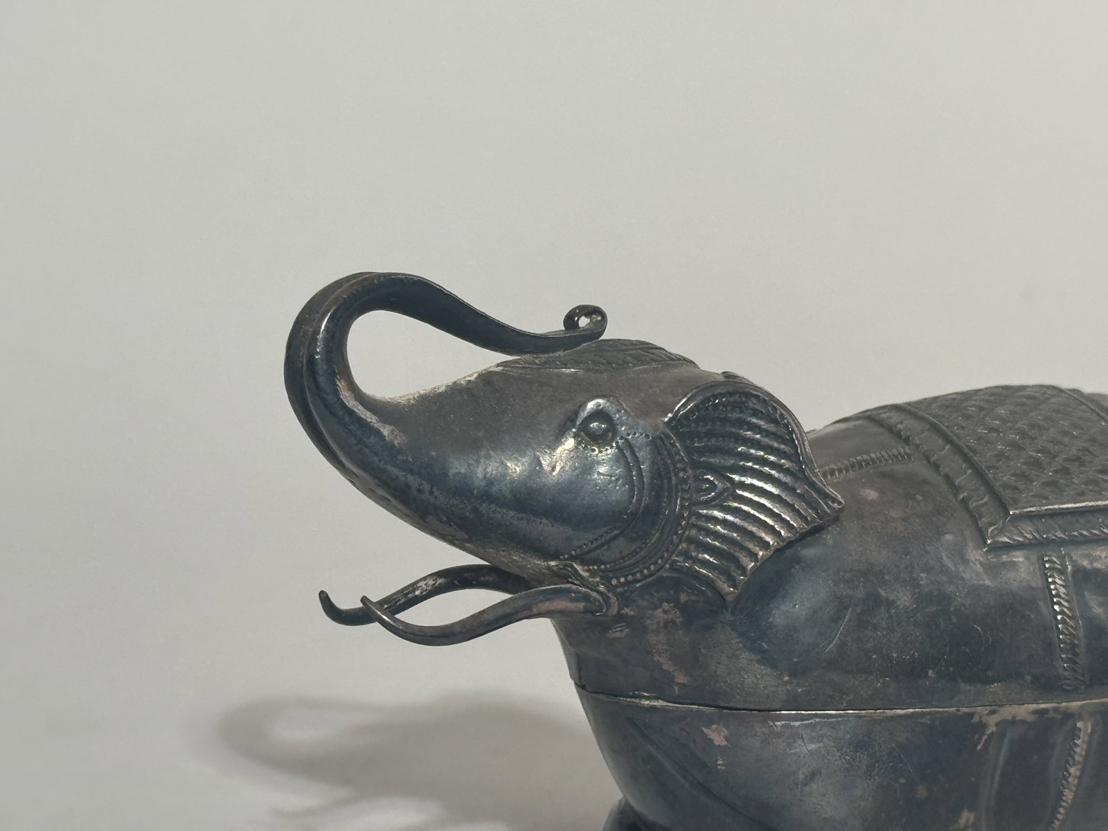 AN ANTIQUE SIAMESE SILVER ELEPHANT BOX - 2