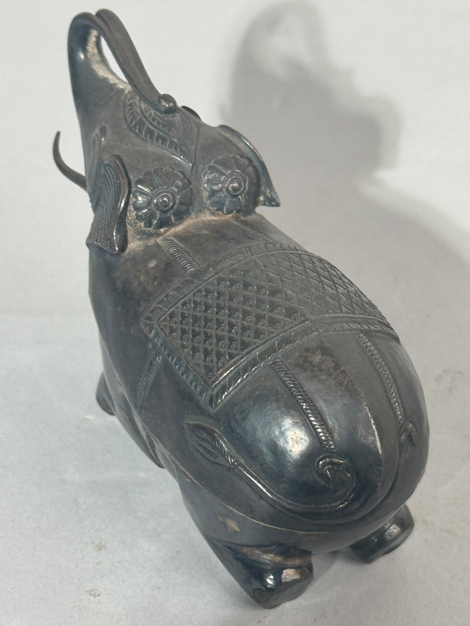 AN ANTIQUE SIAMESE SILVER ELEPHANT BOX - 3