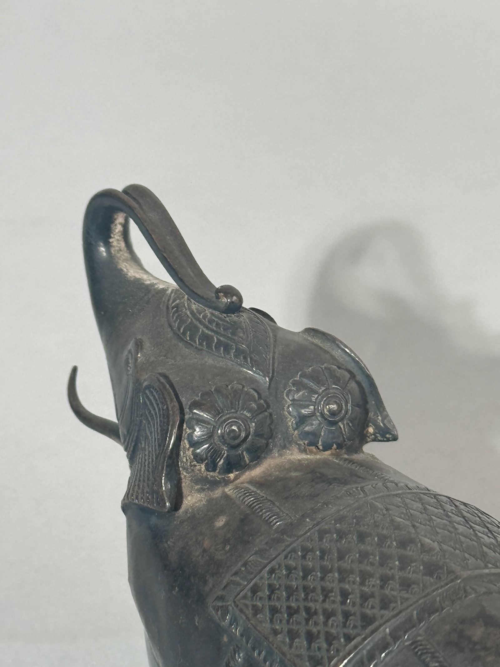 AN ANTIQUE SIAMESE SILVER ELEPHANT BOX - 4