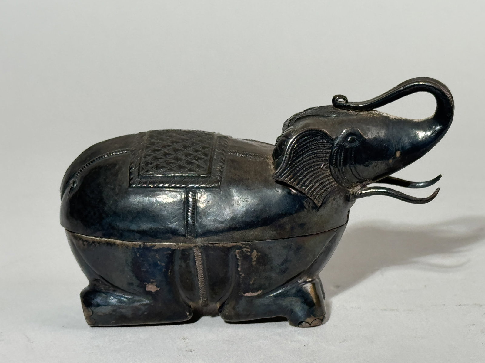 AN ANTIQUE SIAMESE SILVER ELEPHANT BOX - 5